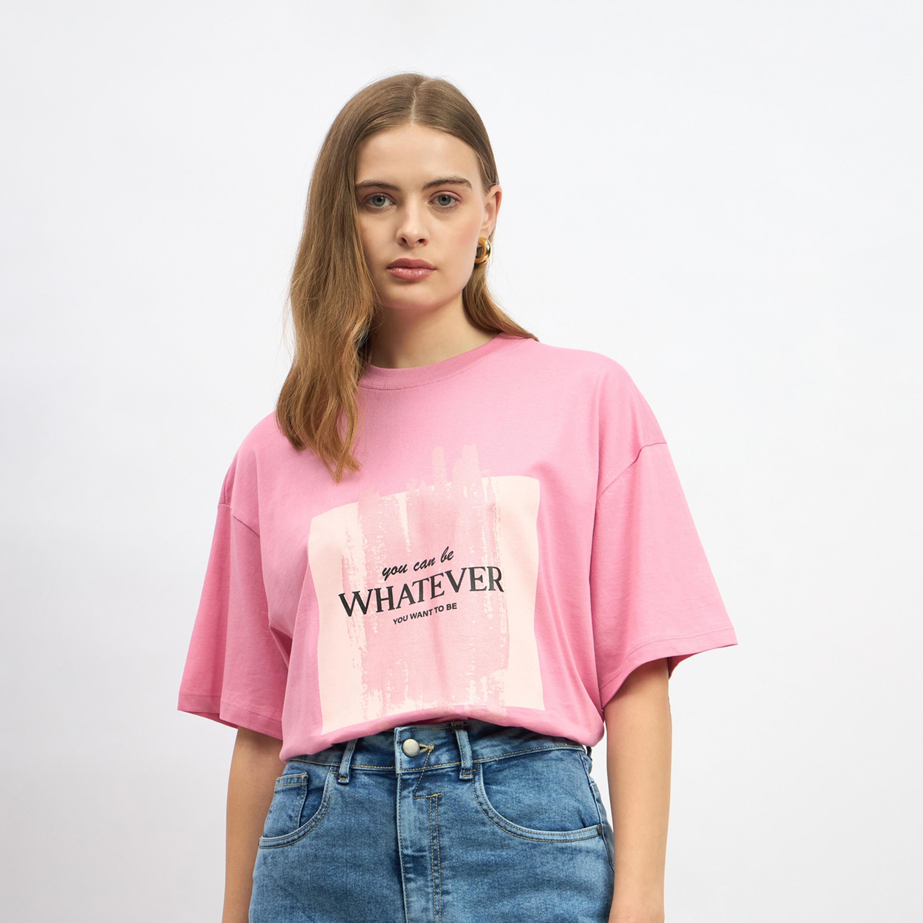 ستايلي - تي شيرت كبير الحجم برقبة دائرية وطبعة شعار-women-clothing-tshirts-image-2