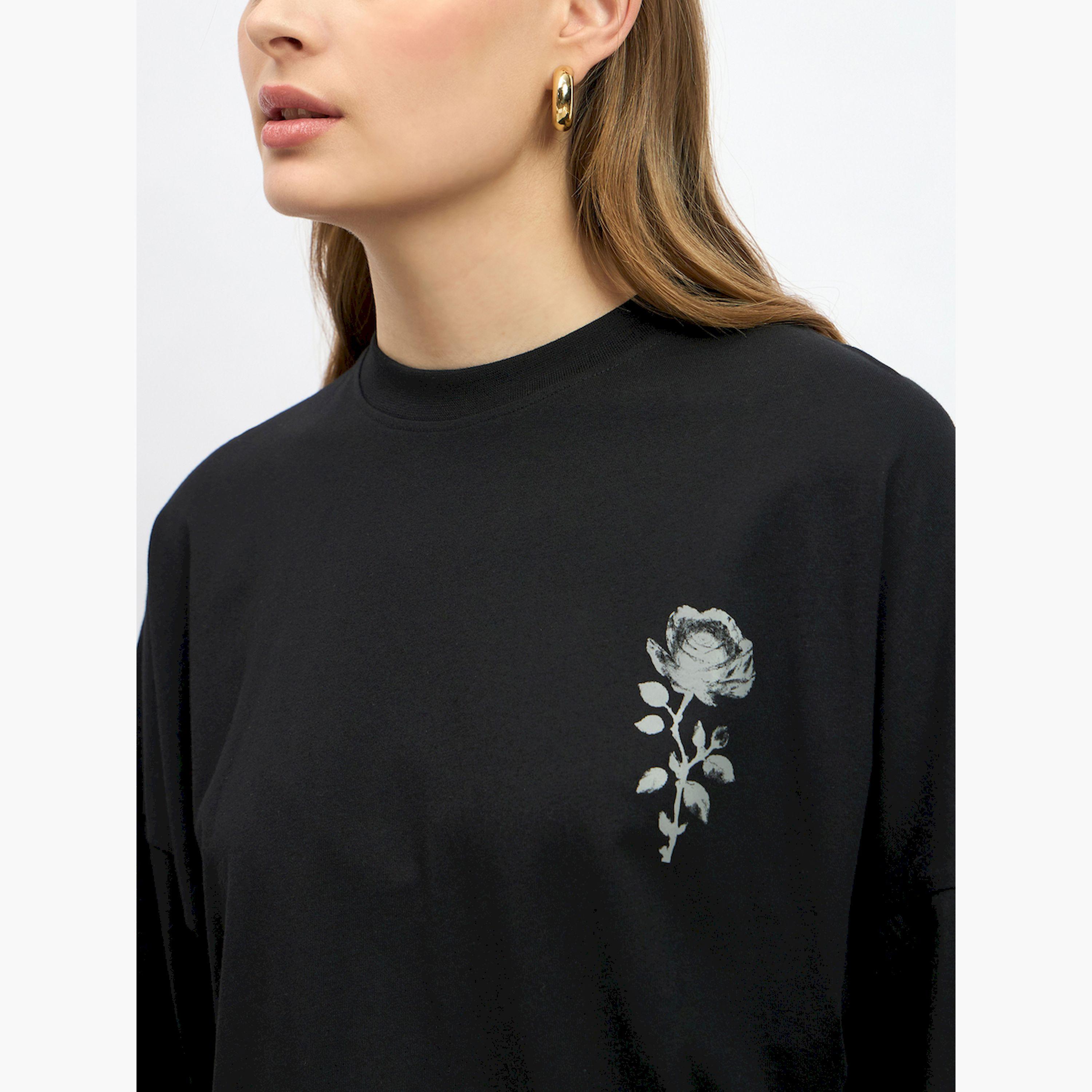 ستايلي - تي شيرت كبير الحجم بطبعة جرافيكية ورقبة دائرية-women-clothing-tshirts-image-4
