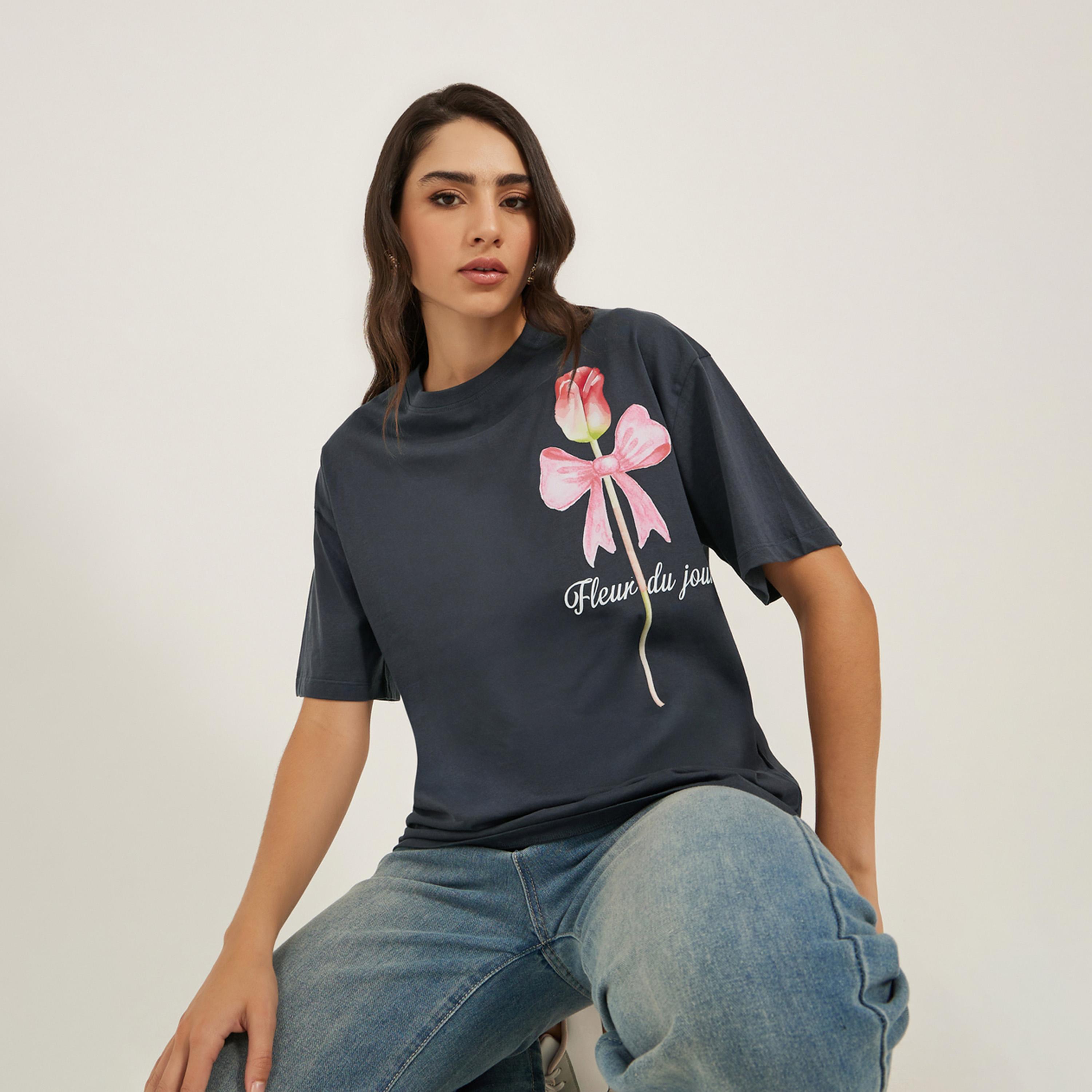 ستايلي - تي شيرت كبير الحجم بطبعة جرافيكية ورقبة دائرية-women-clothing-tshirts-image-1