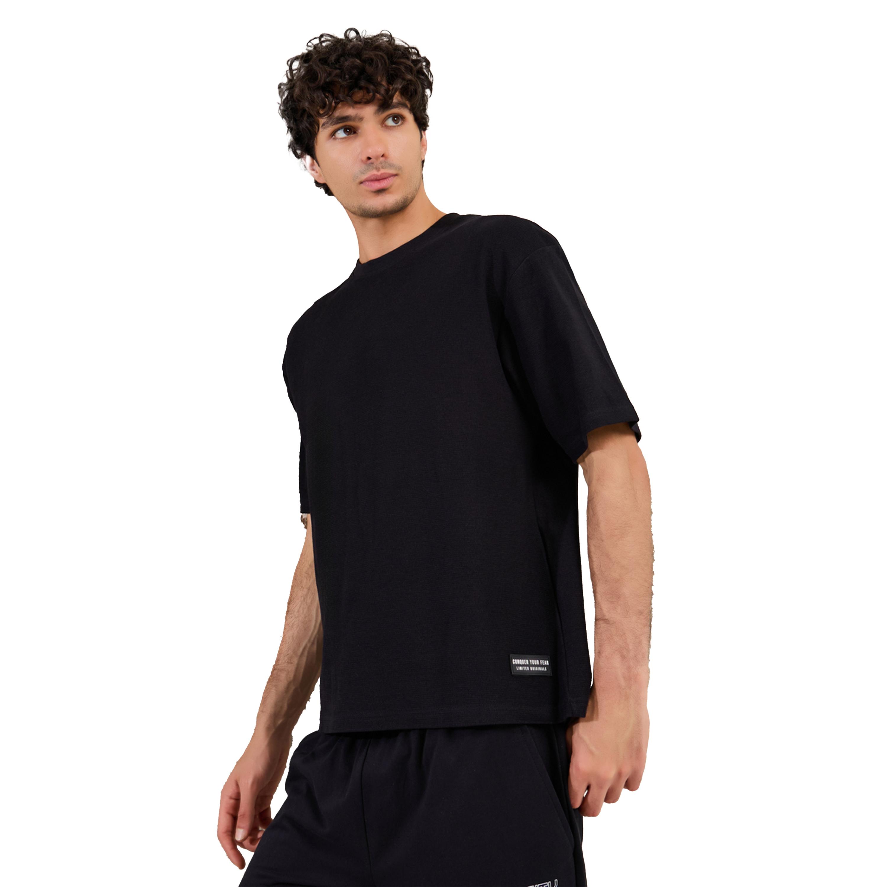 ستايلي -  تي شيرت سادة بتفاصيل شارة كبيرة الحجم-men-clothing-tshirtsandpolos-tshirts-image-1