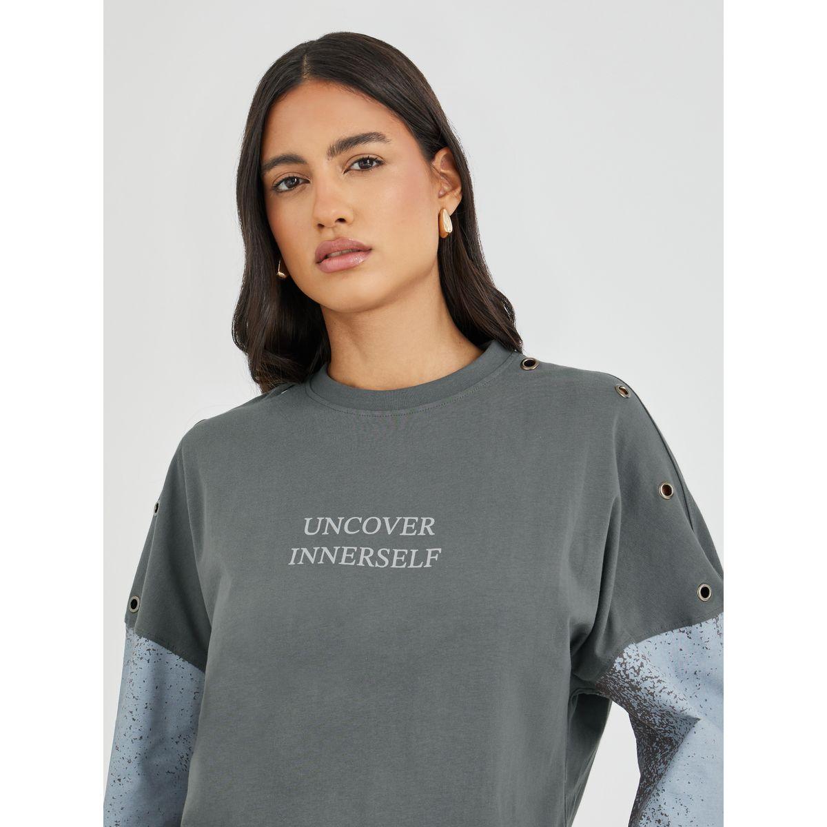 Styli Spray Painted Exaggerated Shoulder Oversized T-Shirt with Eyelet Detail-women-clothing-tshirts-image-3