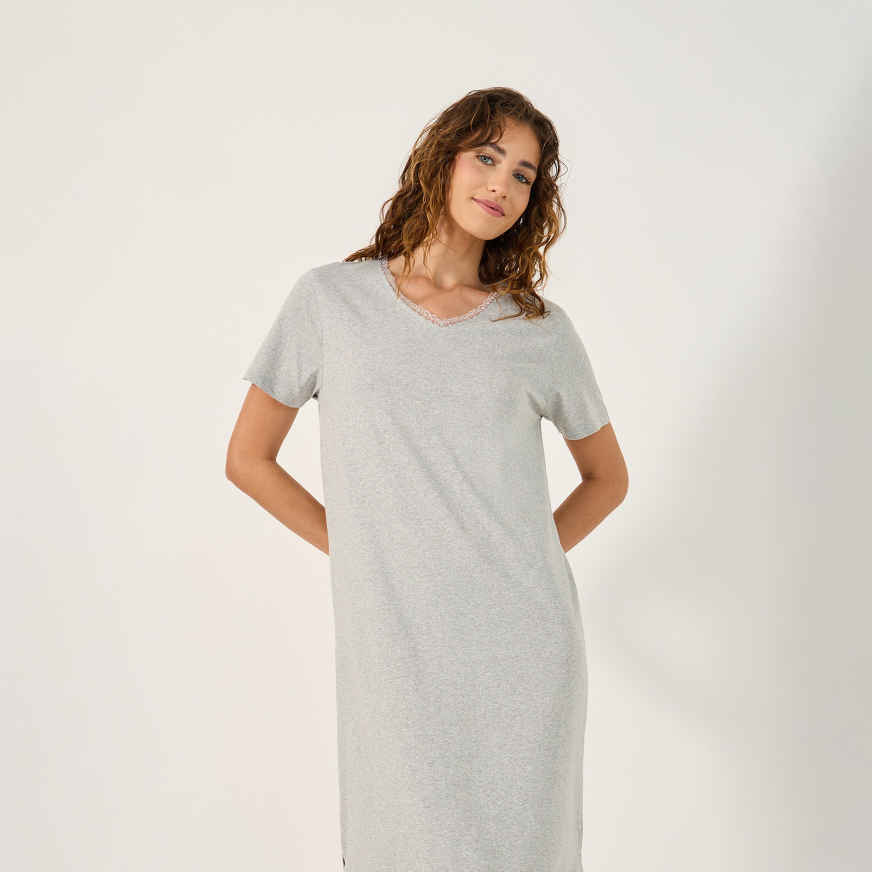 ستايلي - أنوايند فستان نوم بحواف من الدانتيل وفتحة جانبية ورقبة حرف V - متوسط الطول-women-clothing-nightwear-nighties-image-2