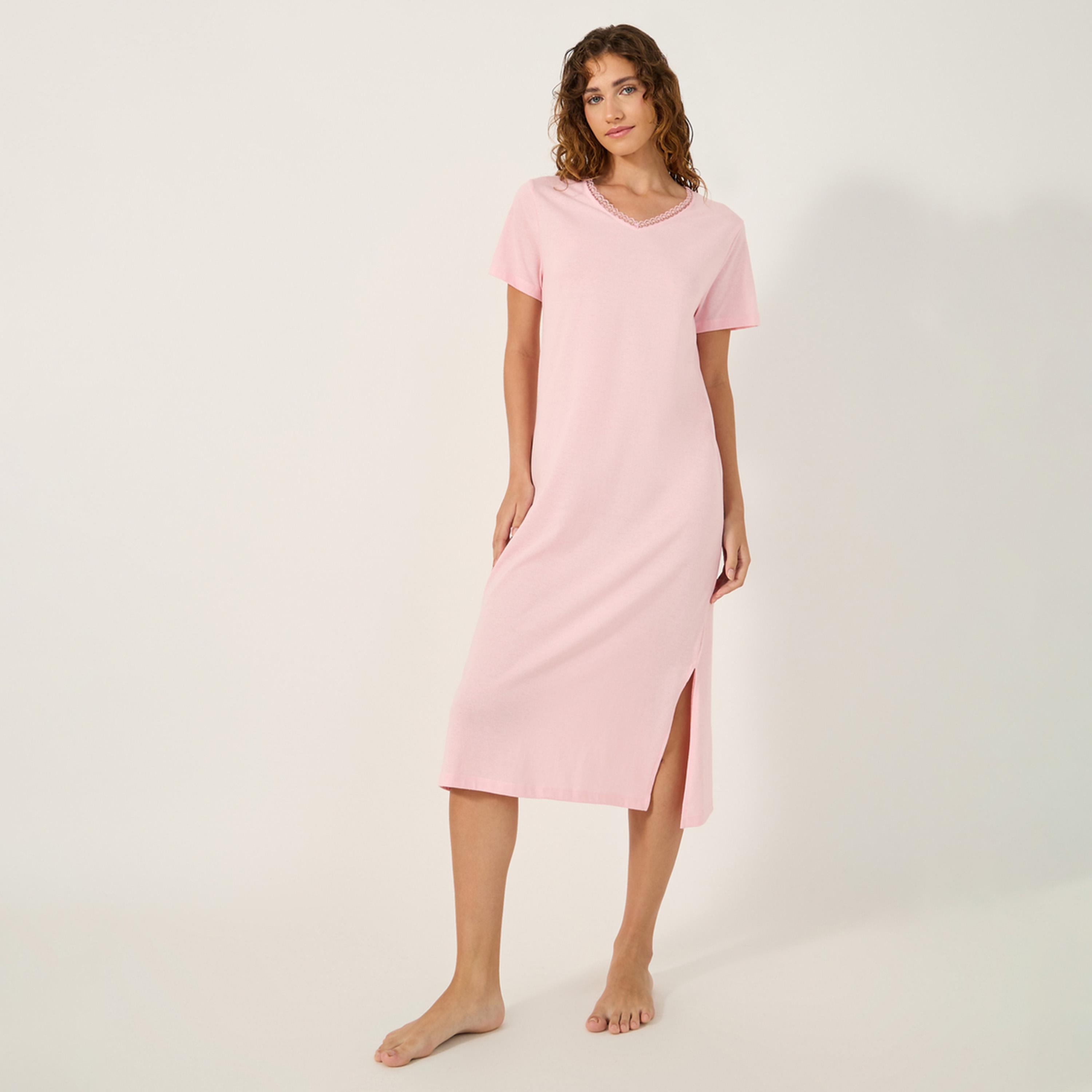 ستايلي - أنوايند فستان نوم بحواف من الدانتيل وفتحة جانبية ورقبة حرف V - متوسط الطول-women-clothing-nightwear-nighties-image-1