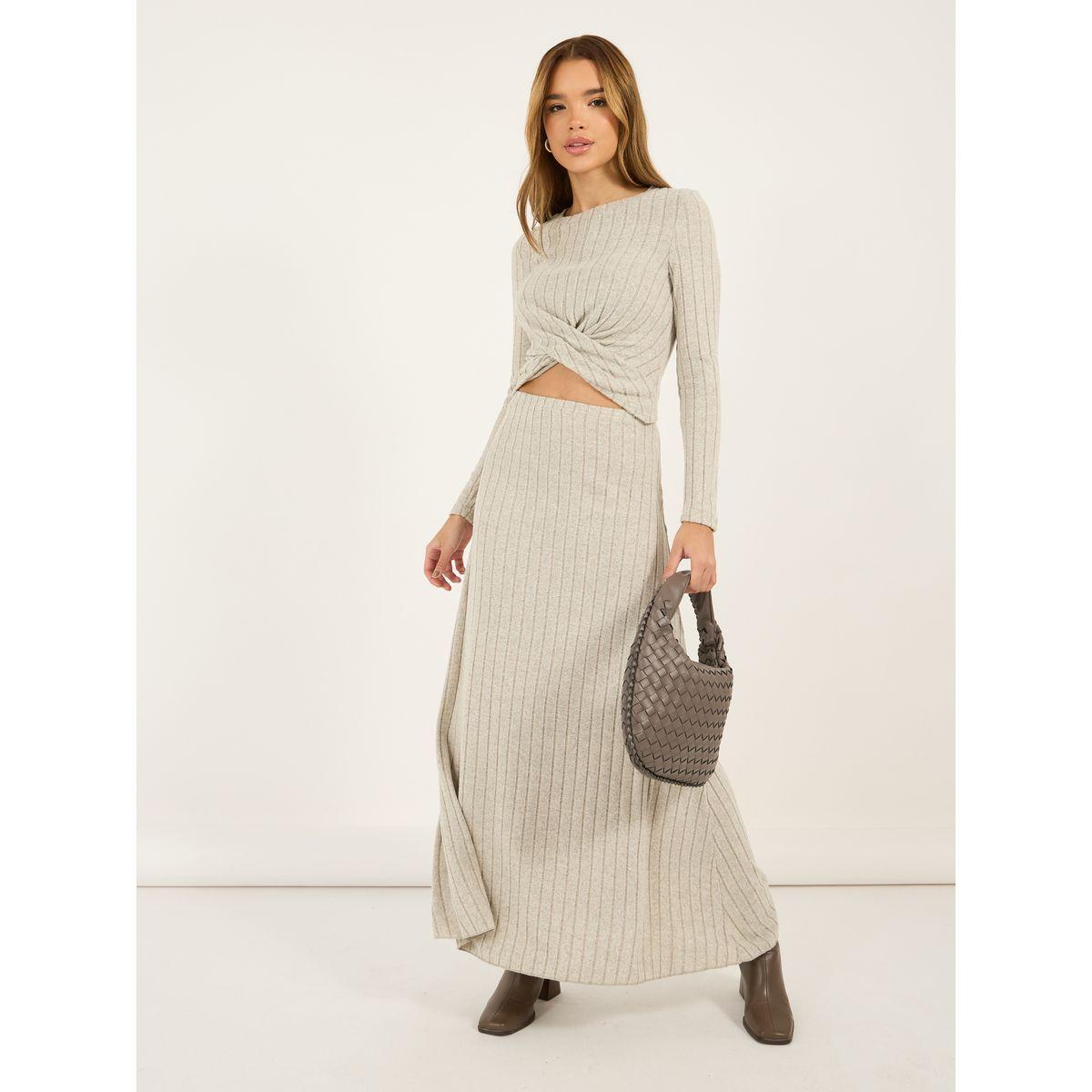 طقم منسق من تنورة طويلة وبلوزة بنمط لف-women-clothing-coordsets-image-1