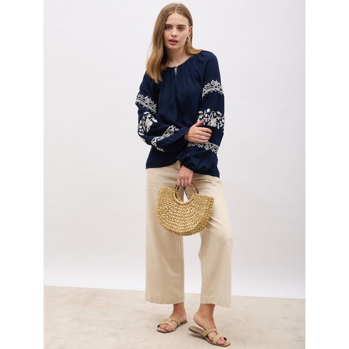 بلوزة بتفاصيل مُطرزة وأكمام بالون-women-clothing-shirtsandblouses-blouses-image-1