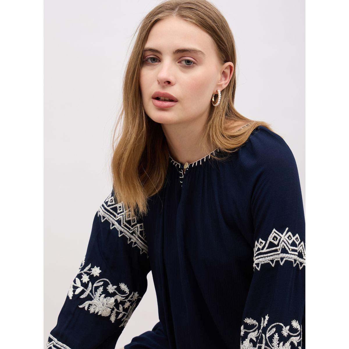 بلوزة بتفاصيل مُطرزة وأكمام بالون-women-clothing-shirtsandblouses-blouses-image-4