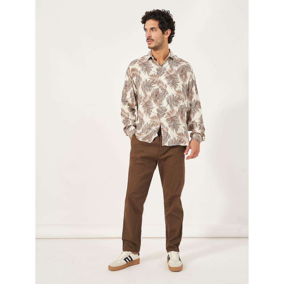 قميص بقصة مريحة وطبعة أوراق شجر-men-clothing-shirts-image-2