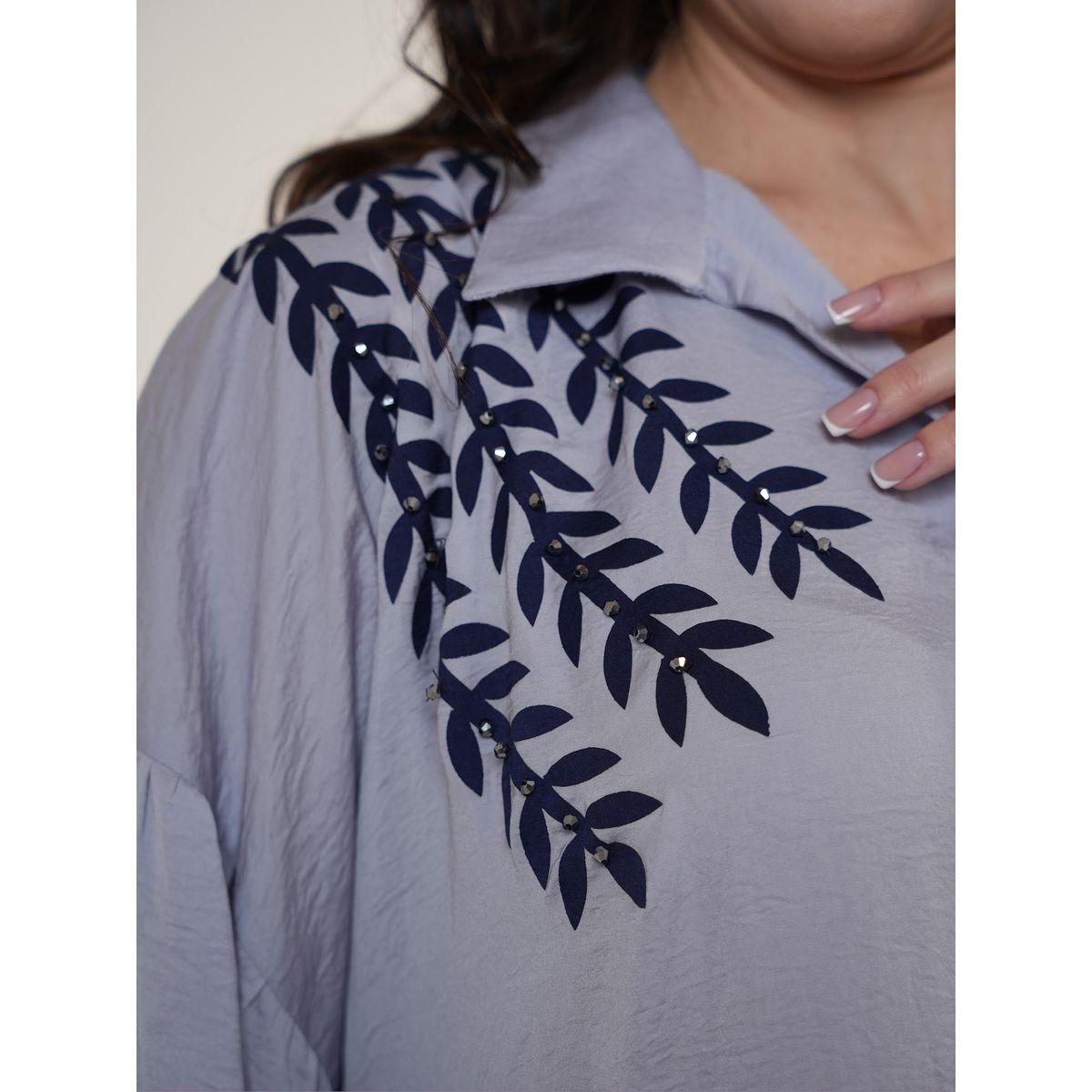 جلابية ساتان بطبعة أوراق شجر وحزام خصر إلينا باي دي ستايل × ستايلي-women-arabicclothing-jalabiyas-image-3