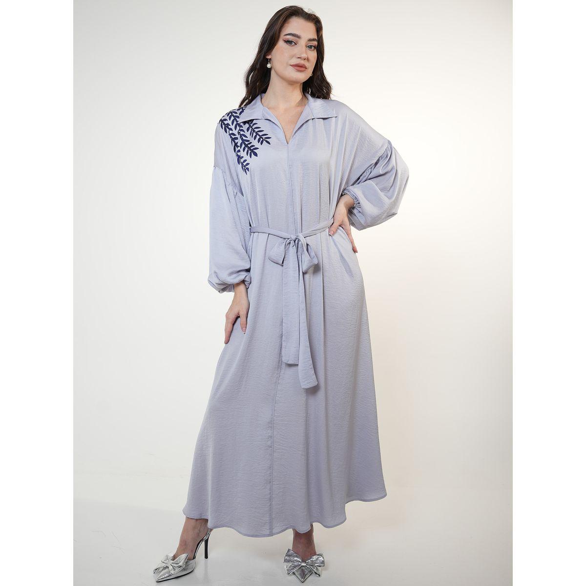 جلابية ساتان بطبعة أوراق شجر وحزام خصر إلينا باي دي ستايل × ستايلي-women-arabicclothing-jalabiyas-image-4