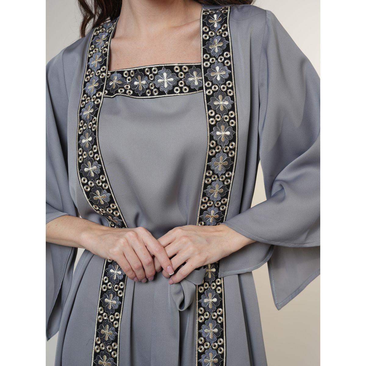 جلابية بتفاصيل مُطرّزة وأكمام بشق إلينا باي دي ستايل × ستايلي-women-arabicclothing-jalabiyas-image-3