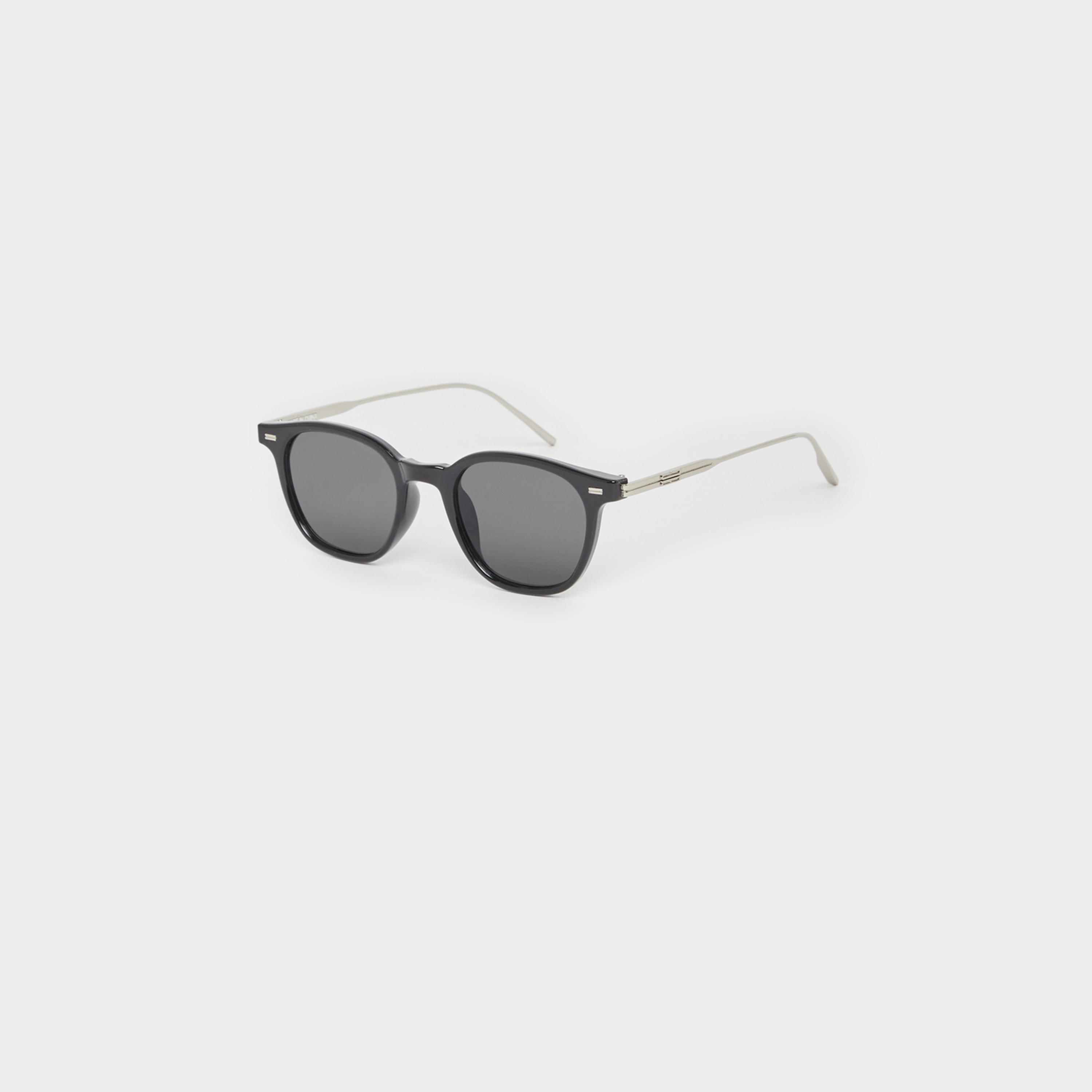 Styli Solid Round Sunglasses with Nose Pads-men-sunglasses-image-1