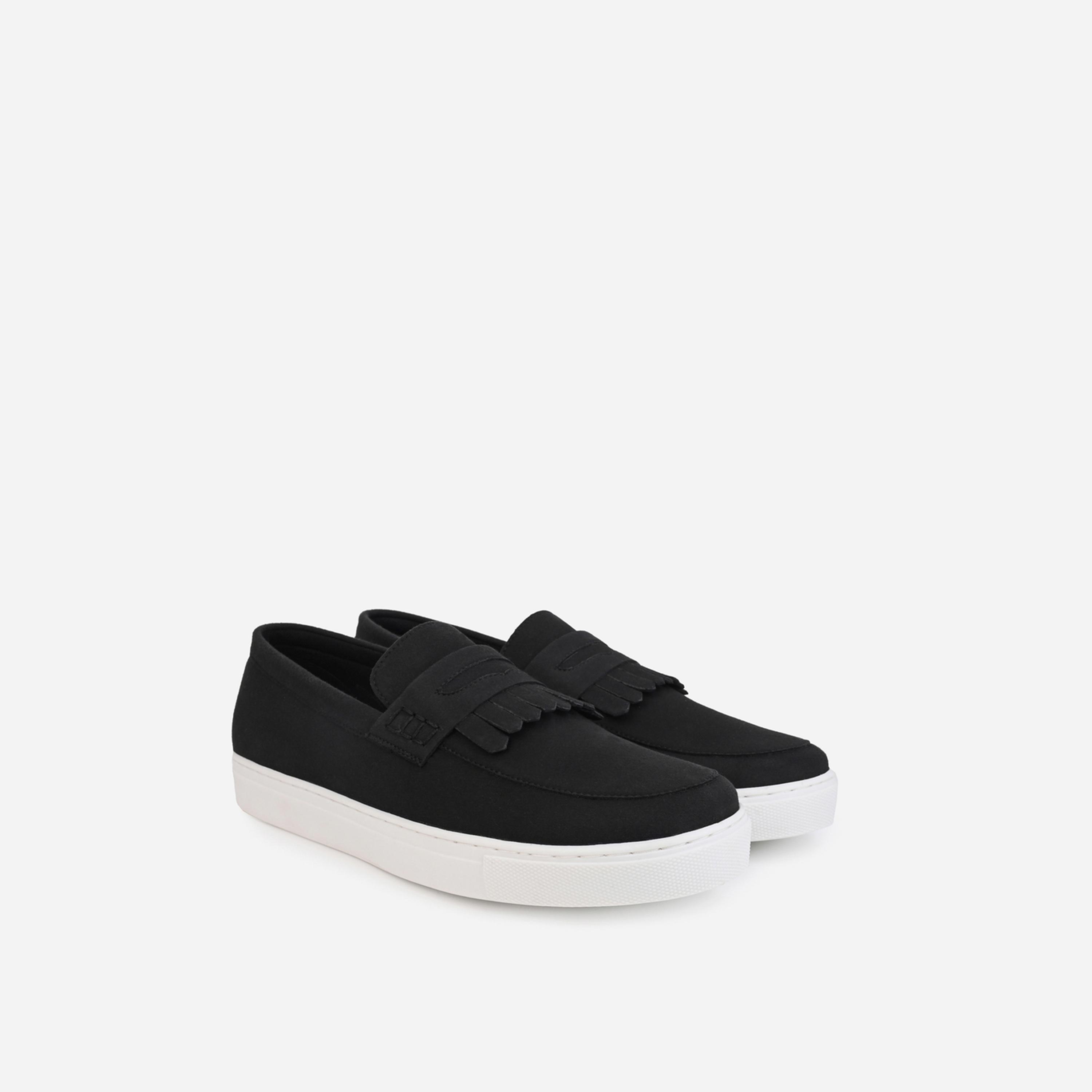 ستايلي - حذاء كاجوال بمظهر جلد سويد وتفاصيل شراشيب-men-shoes-loafersandmoccasins-image-1