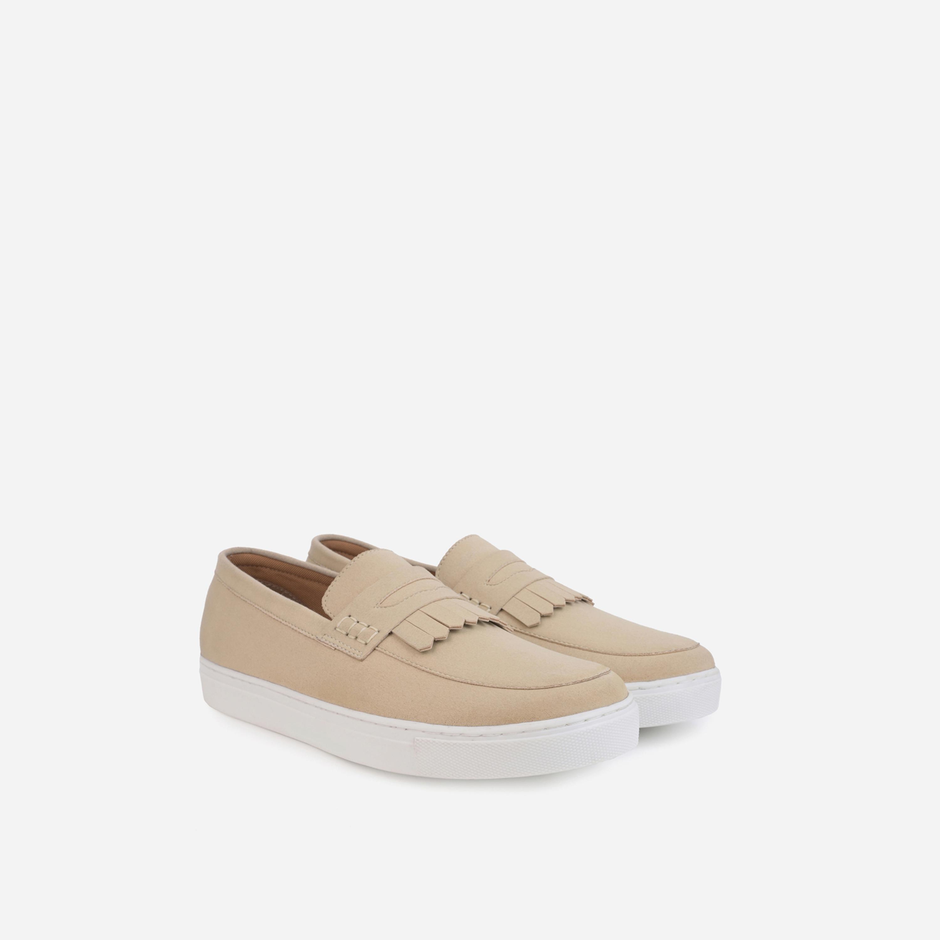 ستايلي - حذاء كاجوال بمظهر جلد سويد وتفاصيل شراشيب-men-shoes-loafersandmoccasins-image-1