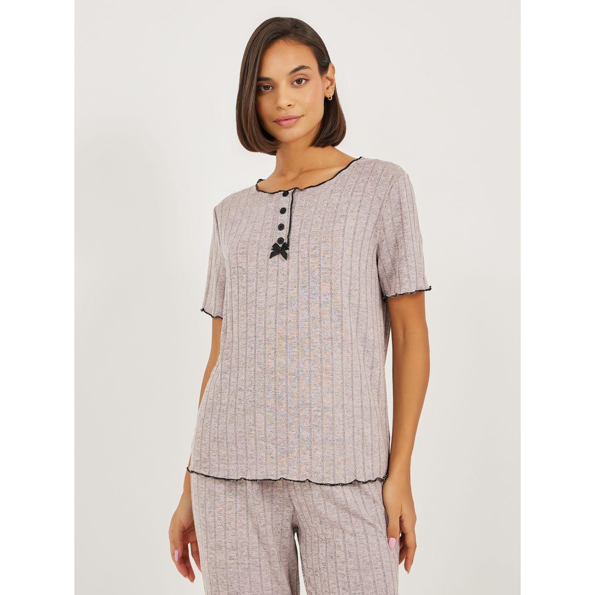 طقم من بنطال بيجاما مع تيشيرت بتفاصيل مُتباينة-women-clothing-nightwear-pyjamas-longsets-image-2