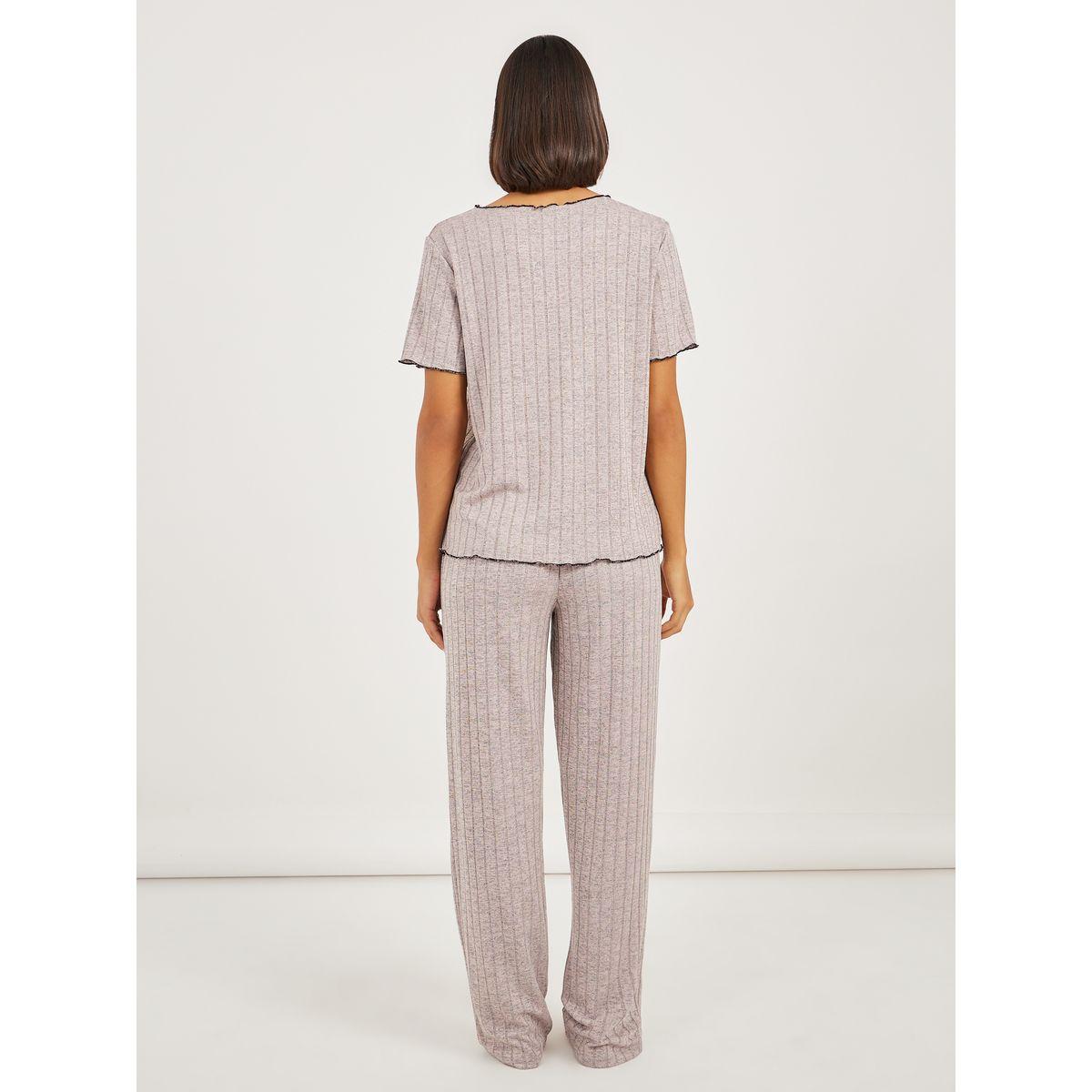 طقم من بنطال بيجاما مع تيشيرت بتفاصيل مُتباينة-women-clothing-nightwear-pyjamas-longsets-image-5