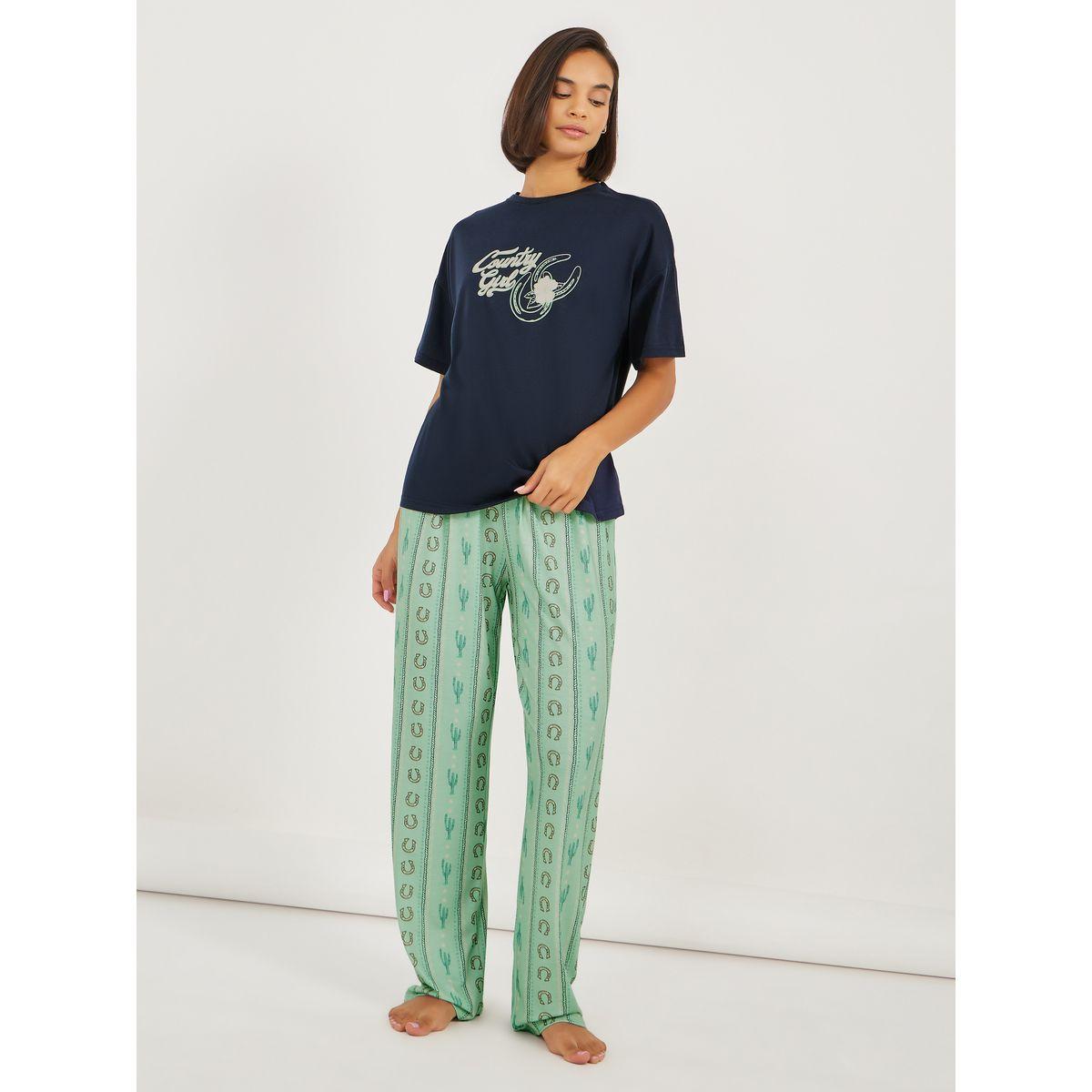 طقم من بنطال بيجاما وتيشيرت بطبعة جرافيك-women-clothing-nightwear-pyjamas-longsets-image-1