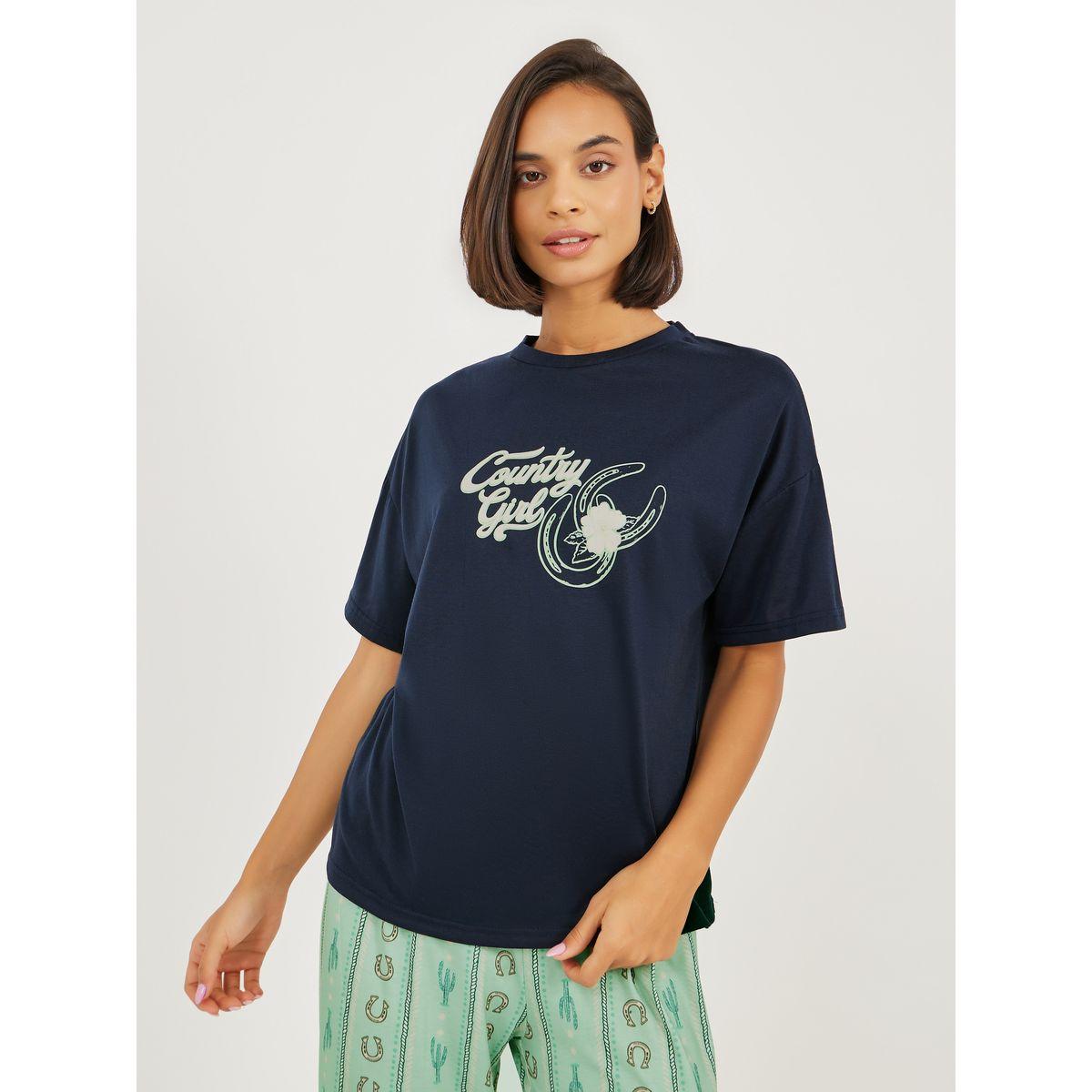 طقم من بنطال بيجاما وتيشيرت بطبعة جرافيك-women-clothing-nightwear-pyjamas-longsets-image-2