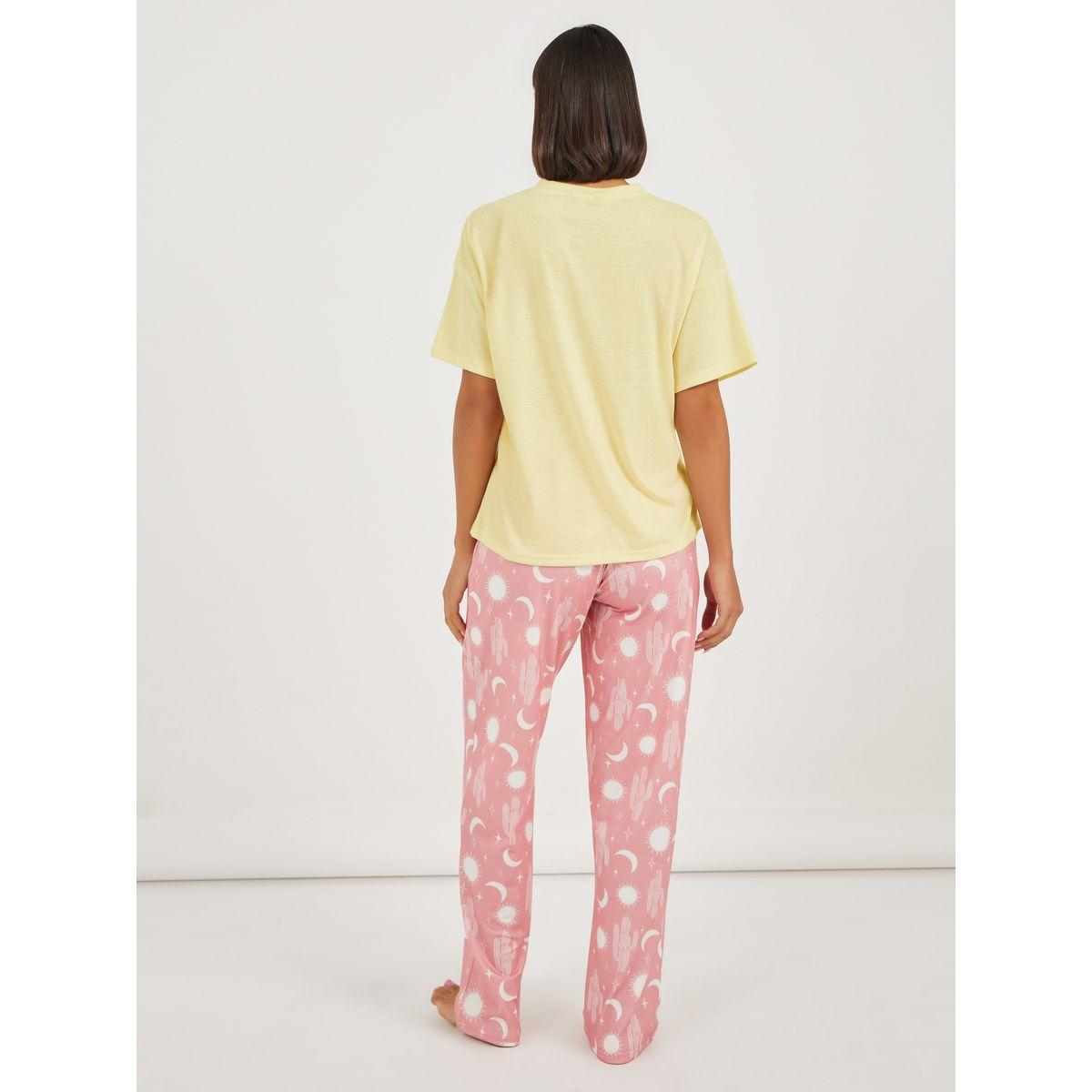 طقم من بنطال بيجاما مع تيشيرت بطبعة جرافيك-women-clothing-nightwear-pyjamas-longsets-image-5