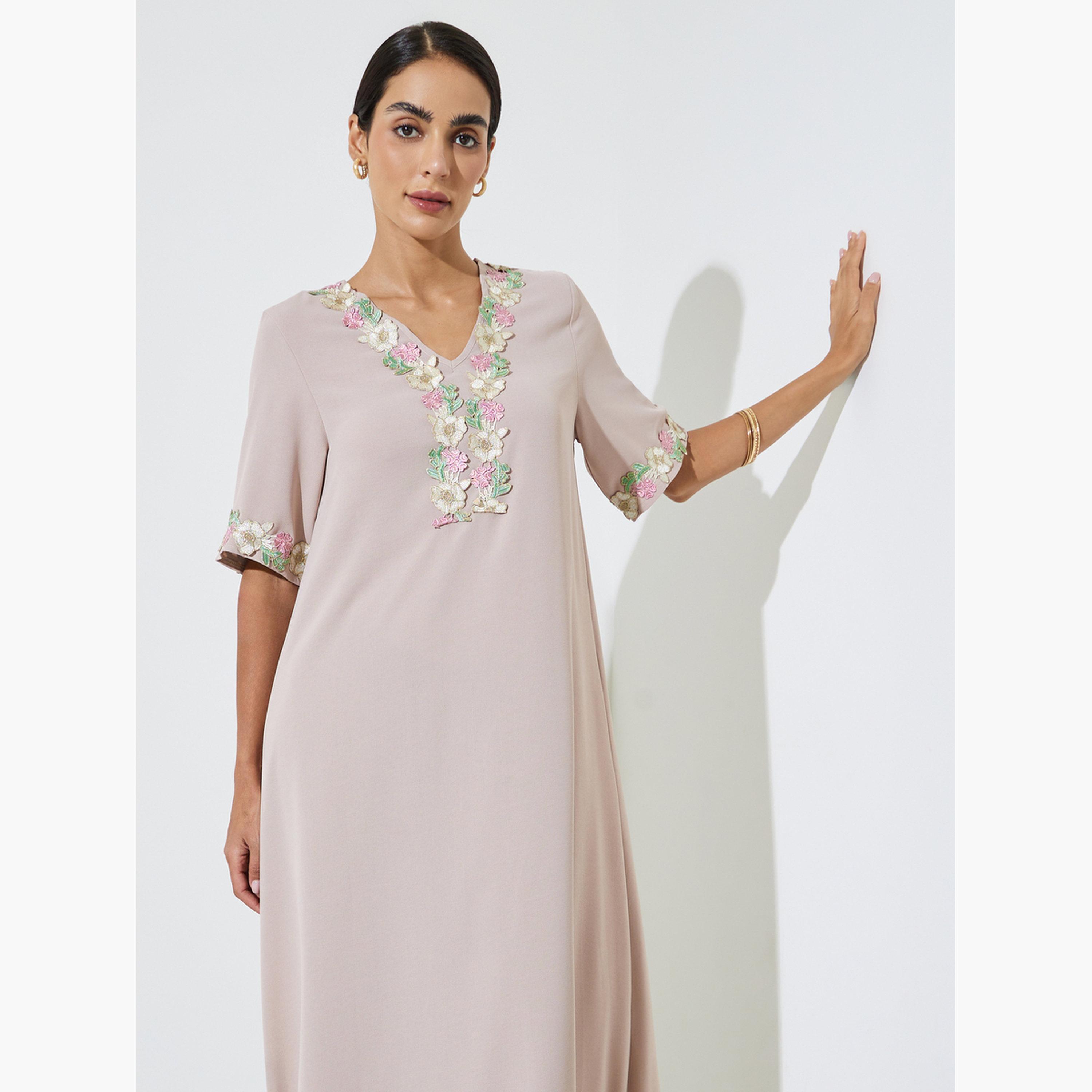 جلابية بتفاصيل دانتيل ونقشة زهور-women-arabicclothing-jalabiyas-image-2