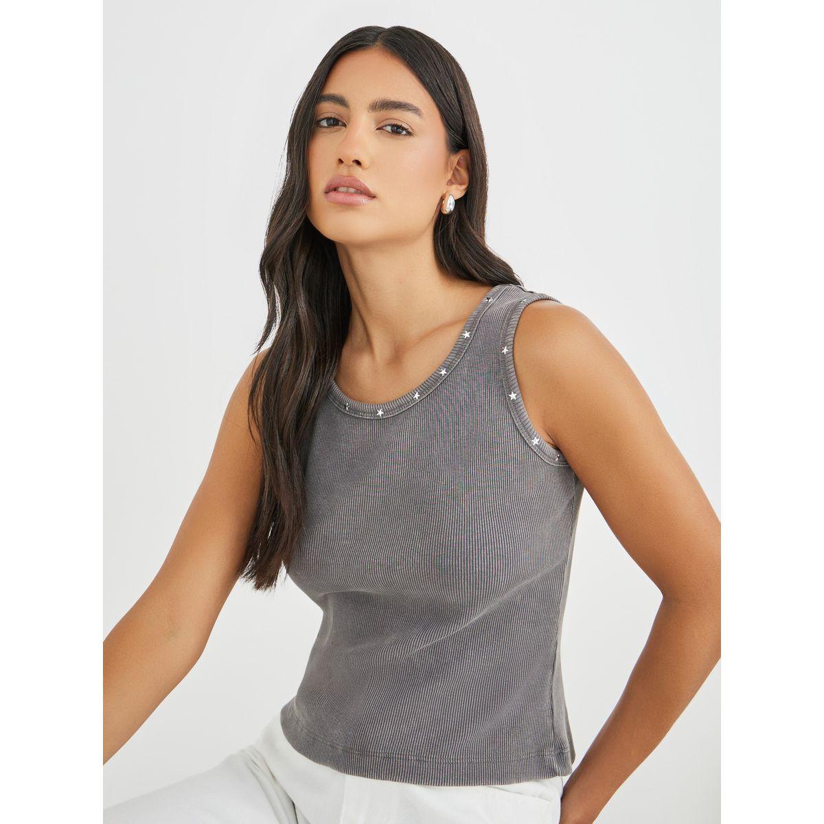 بلوزة بلا أكمام بتفاصيل مضلعة ومرصعة بنجوم-women-clothing-tshirts-image-1