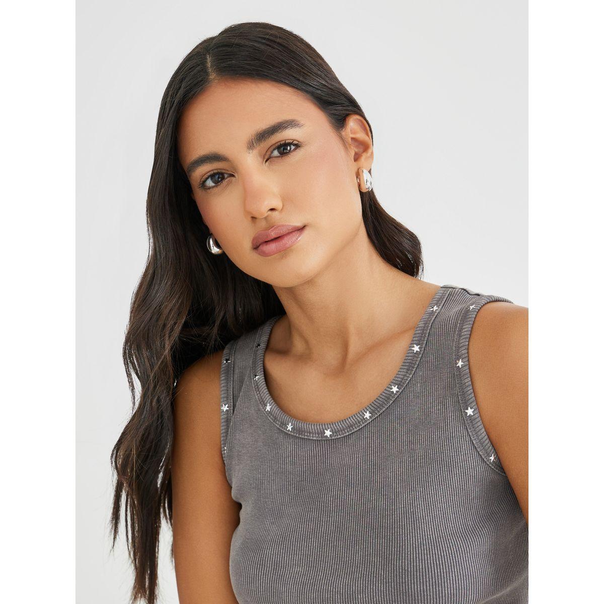 بلوزة بلا أكمام بتفاصيل مضلعة ومرصعة بنجوم-women-clothing-tshirts-image-3