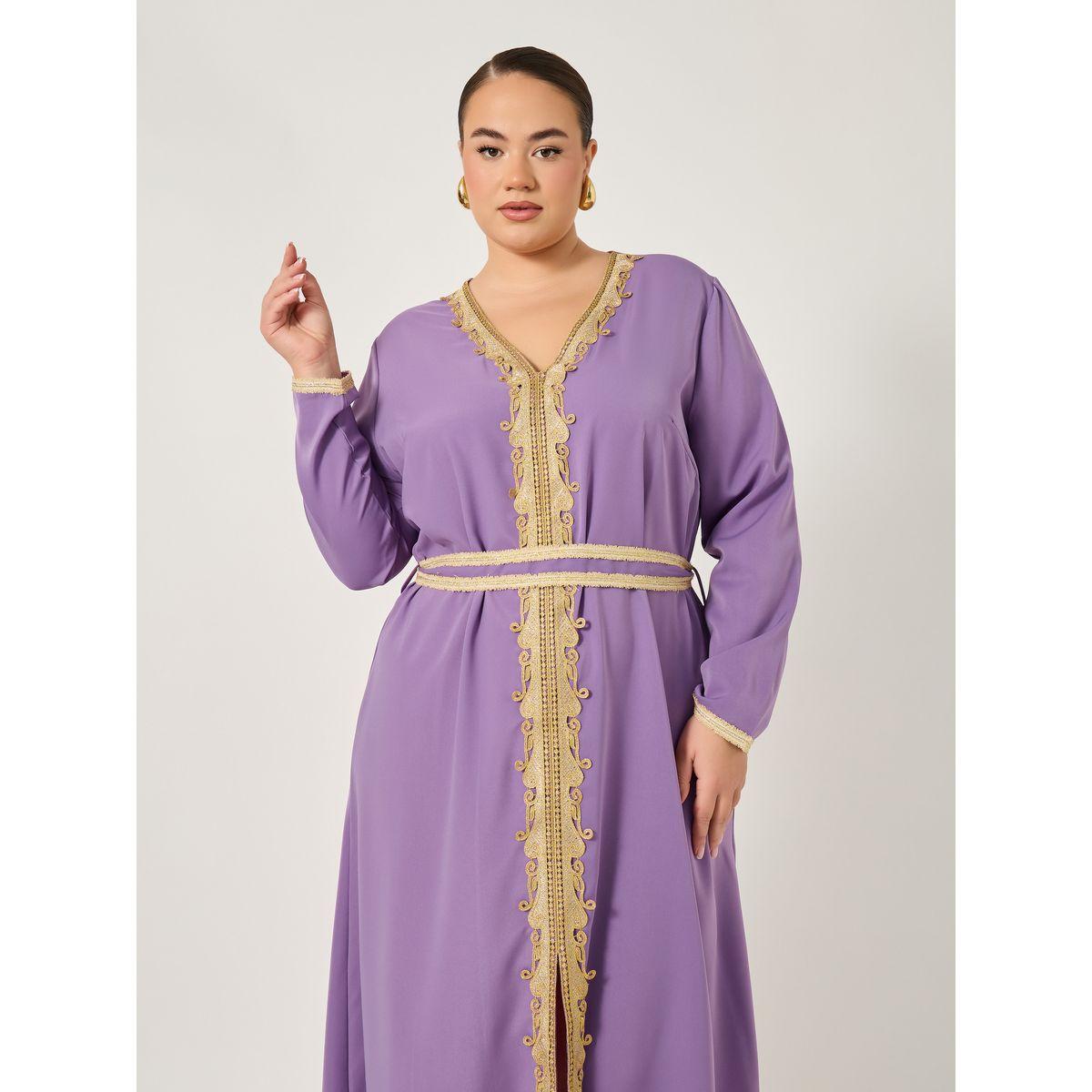 Amirah X Styli Plus Size Regular Fit V Neck Kaftan with Lace Detail-women-arabicclothing-jalabiyas-image-3