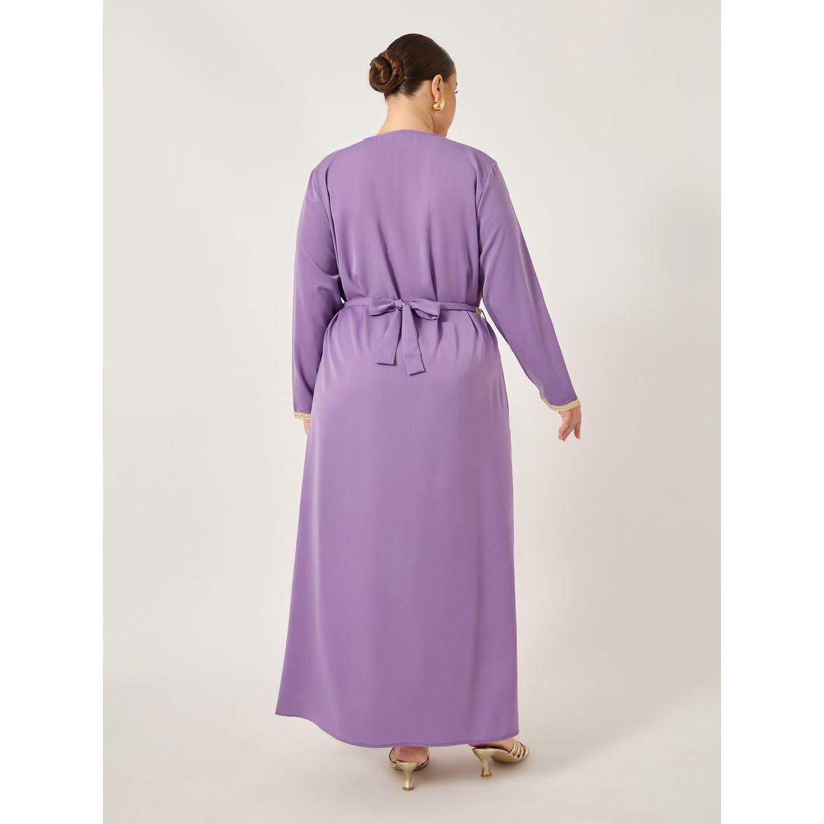 Amirah X Styli Plus Size Regular Fit V Neck Kaftan with Lace Detail-women-arabicclothing-jalabiyas-image-6