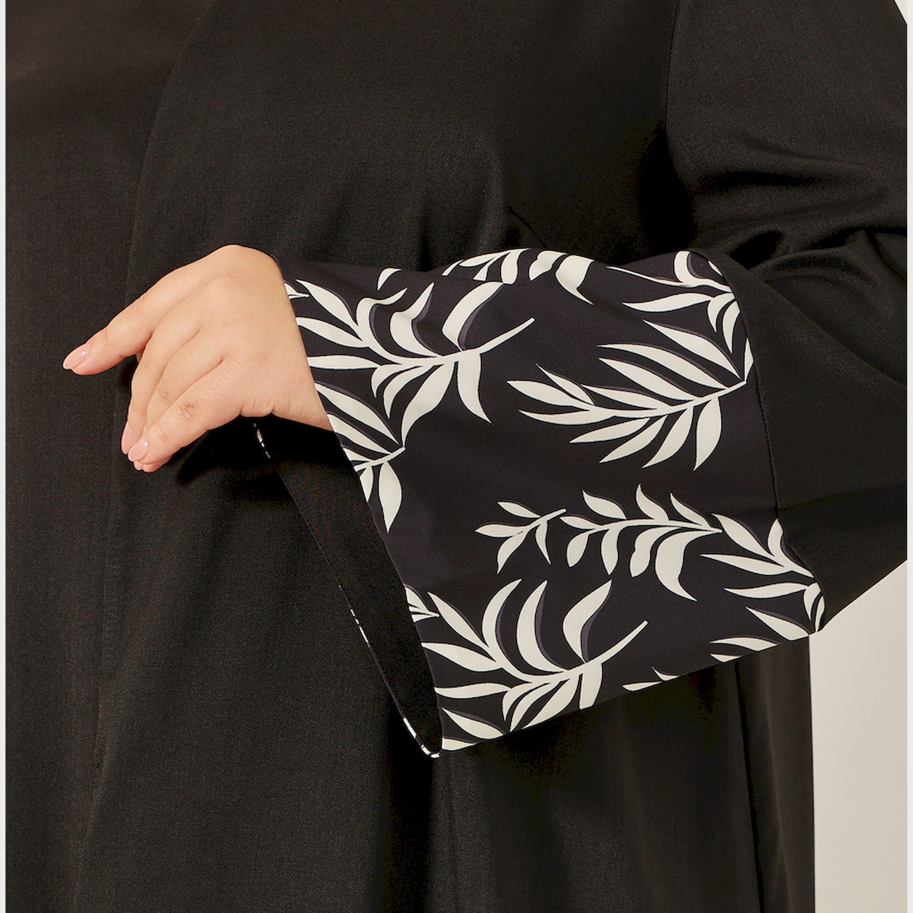 أميرة x ستايلي Plus Size A-Line Front Open Abaya with Printed Tonal Detail-women-arabicclothing-abayas-image-4