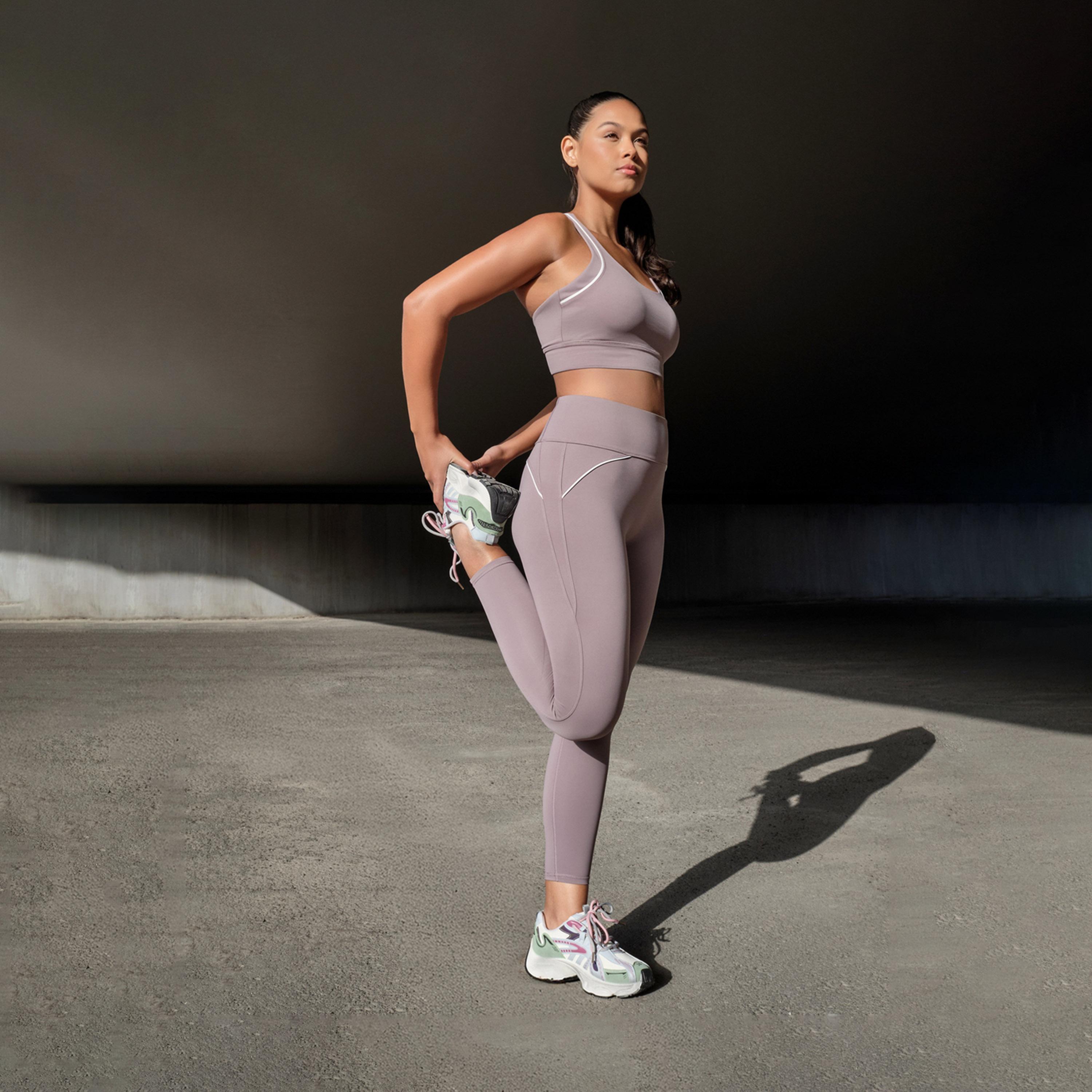 ستايلي - طقم حمالة صدر رياضية بأحزمة ظهر متعددة مع ليقنز-women-clothing-sportswearandactivewear-trackpantsandtracksuits-image-10