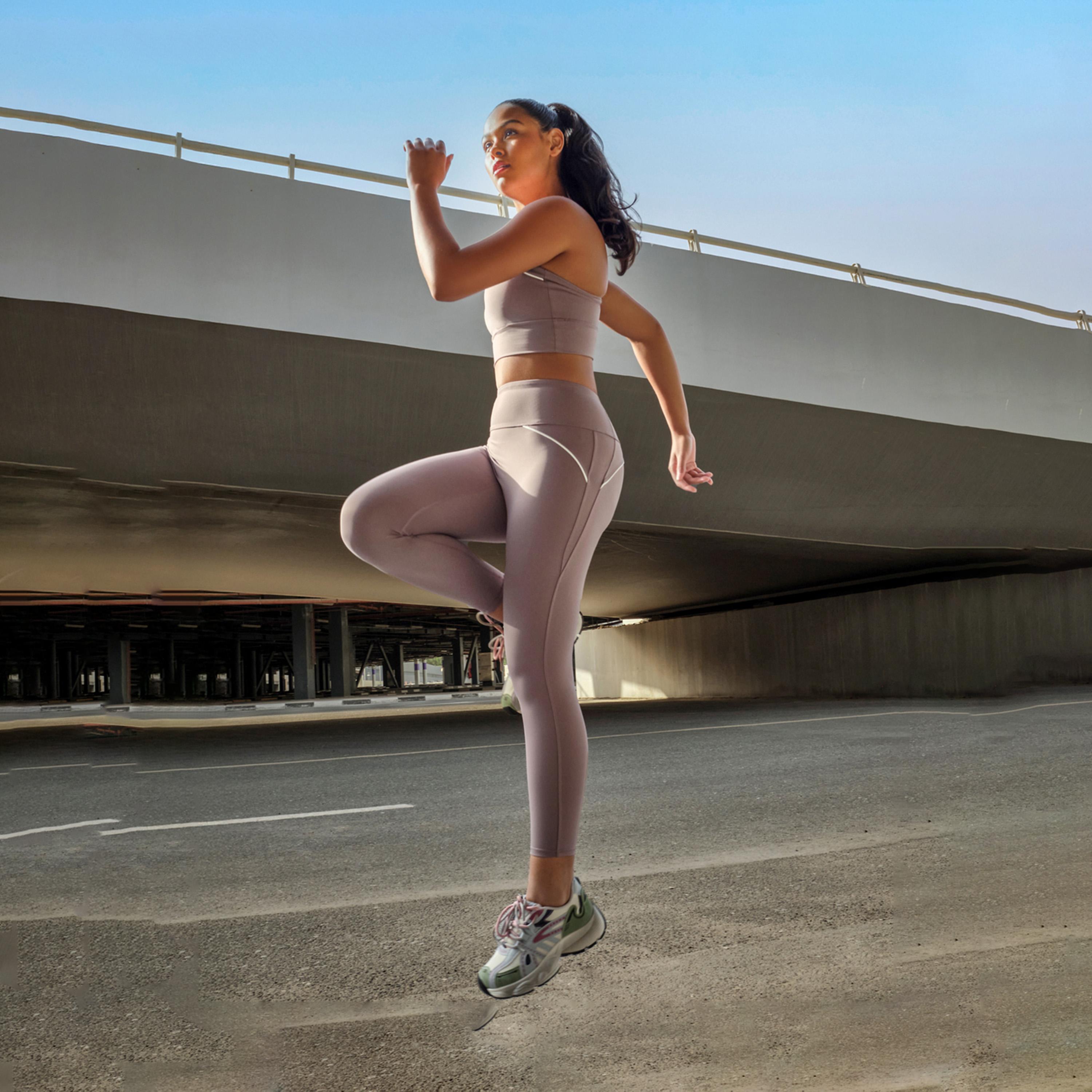 ستايلي - طقم حمالة صدر رياضية بأحزمة ظهر متعددة مع ليقنز-women-clothing-sportswearandactivewear-trackpantsandtracksuits-image-7