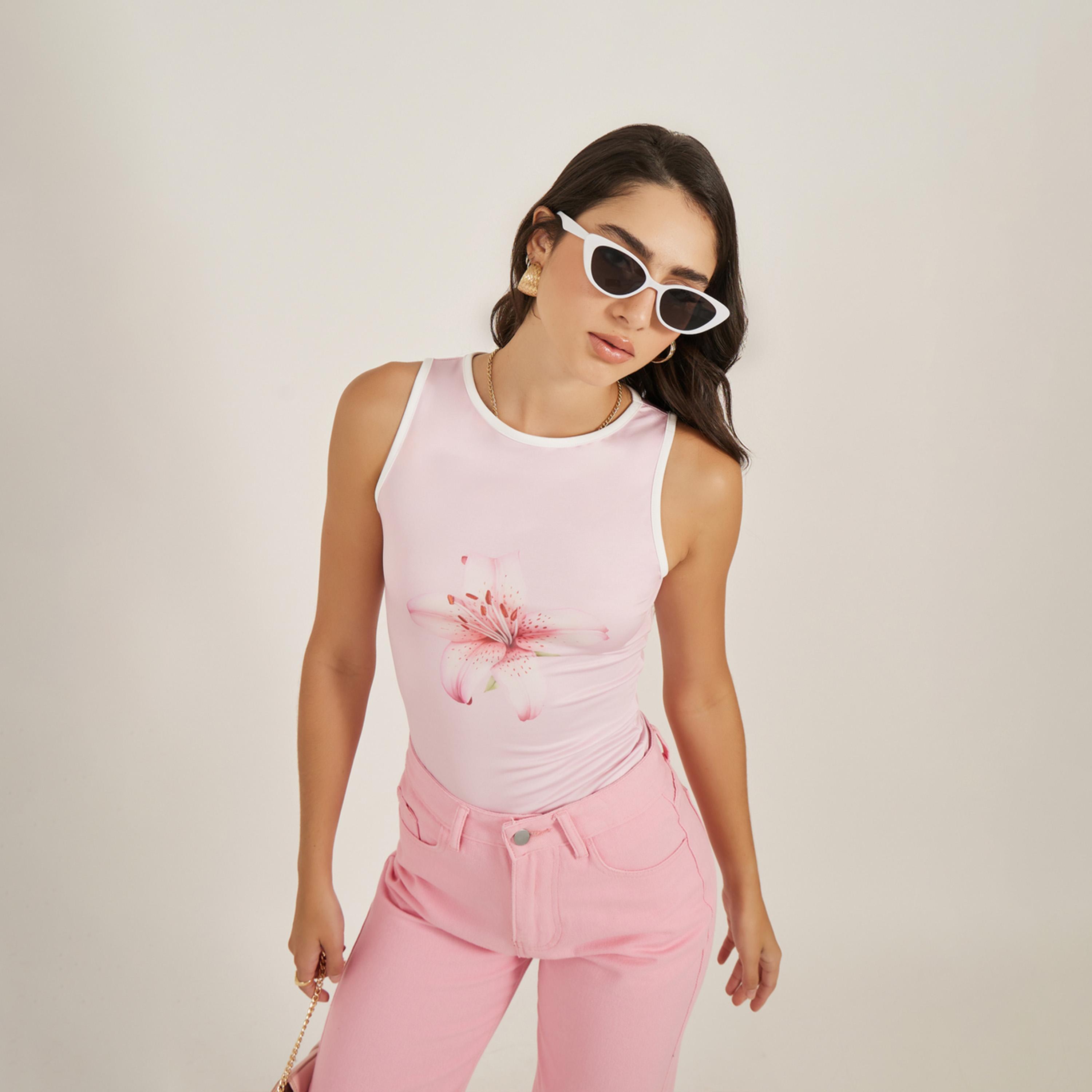 ستايلي - بلوزة بدون أكمام بطبعة زهور ورقبة دائرية وحواف متباينة-women-clothing-tshirts-image-1