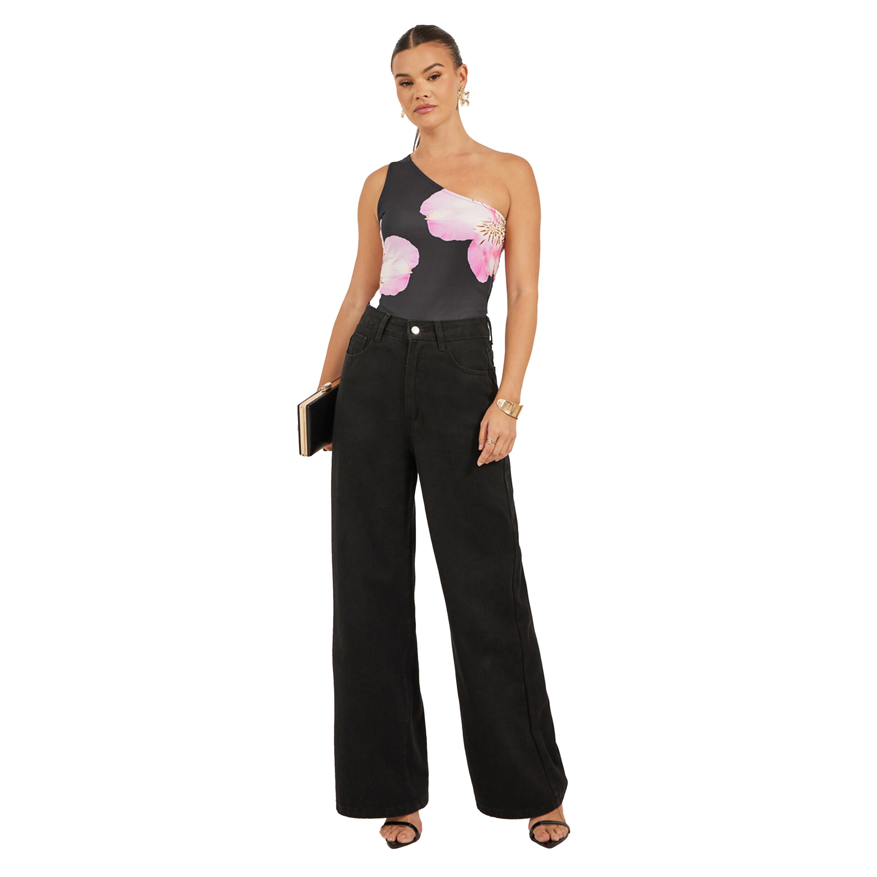 ستايلي - بلوزة ملائمة للجسم بكتف واحد بطبعة زهور-women-clothing-tshirts-image-2