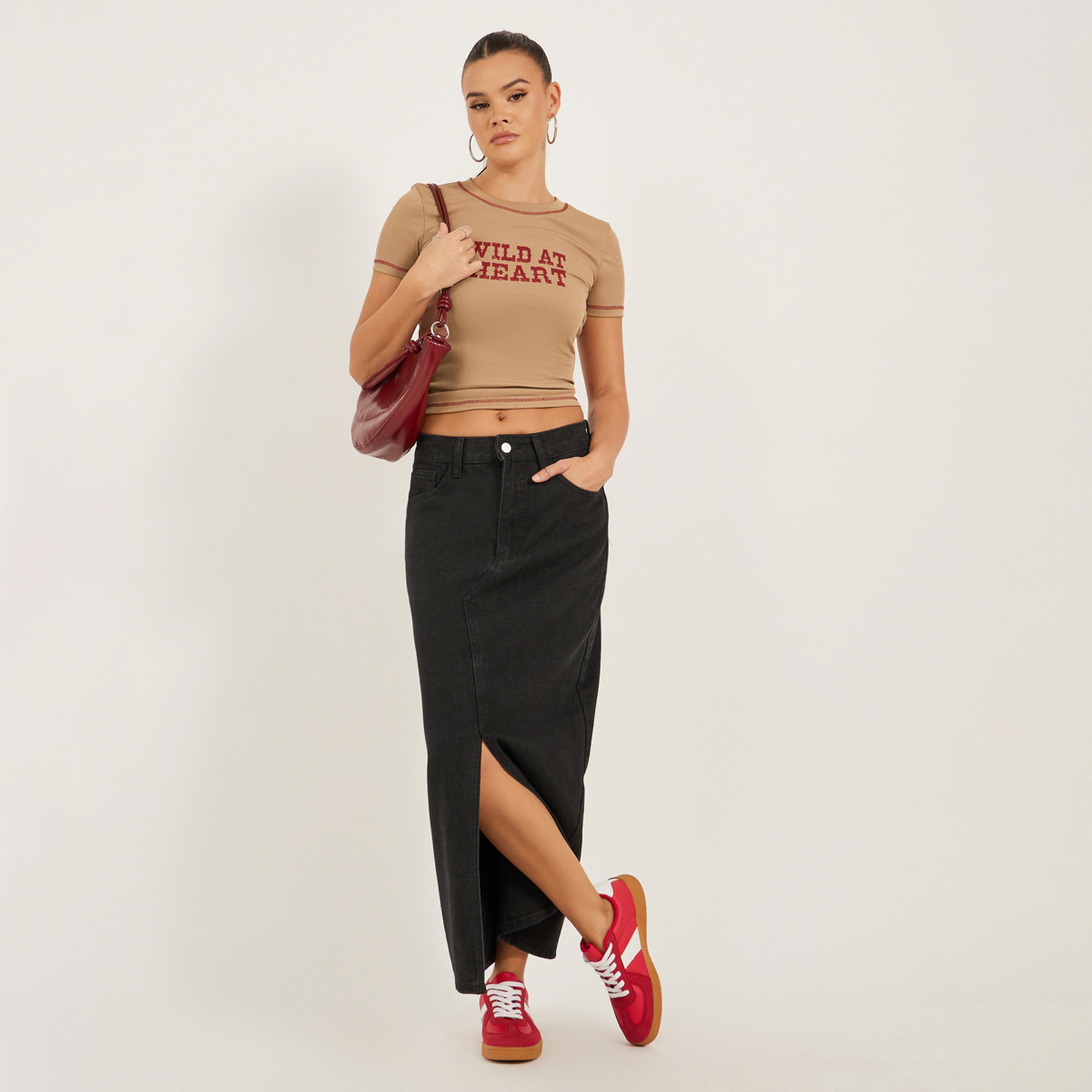 ستايلي - تي شيرت ملائم للجسم بطباعة شعار وخياطة متباينة-women-clothing-tshirts-image-2