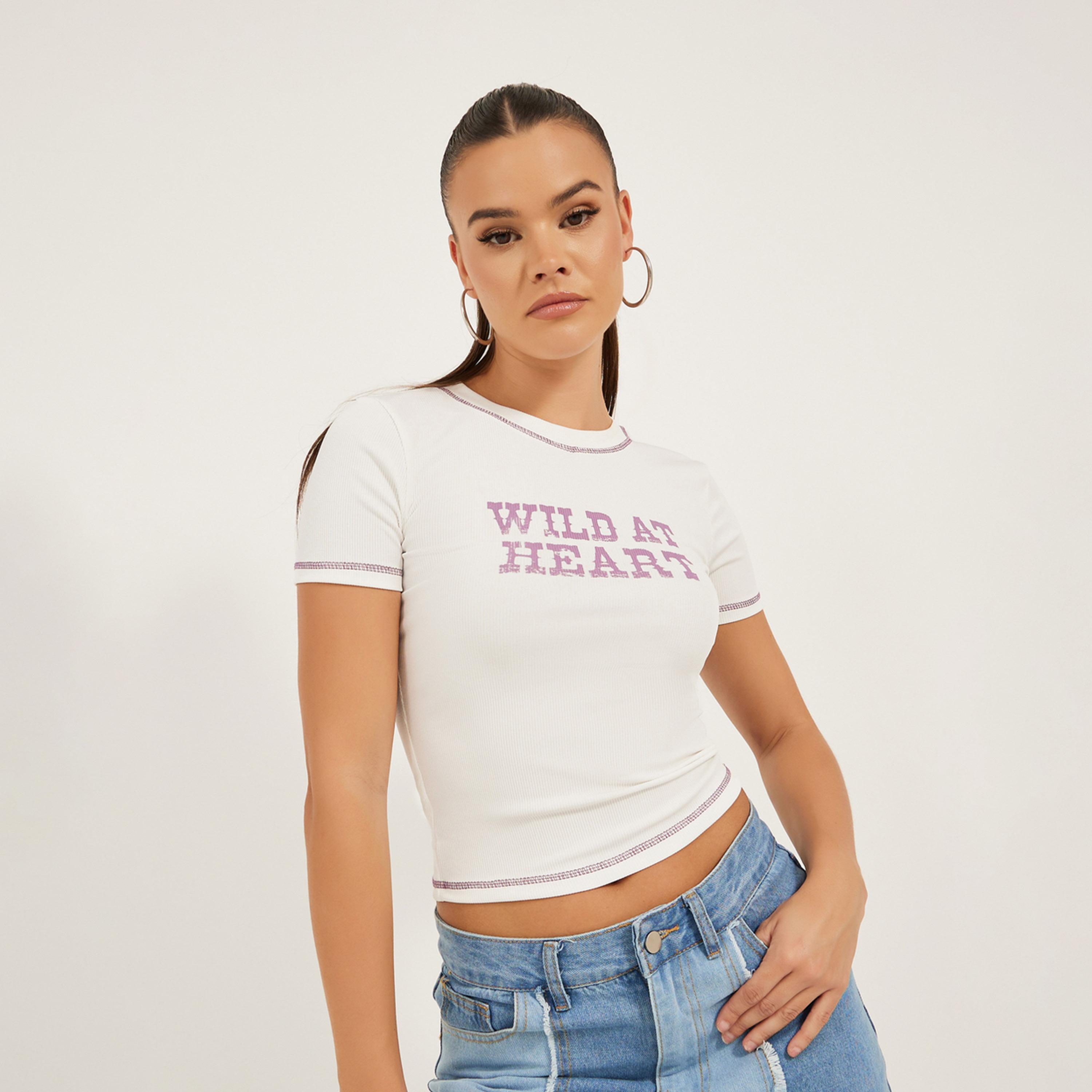 ستايلي - تي شيرت ملائم للجسم بطباعة شعار وخياطة متباينة-women-clothing-tshirts-image-1