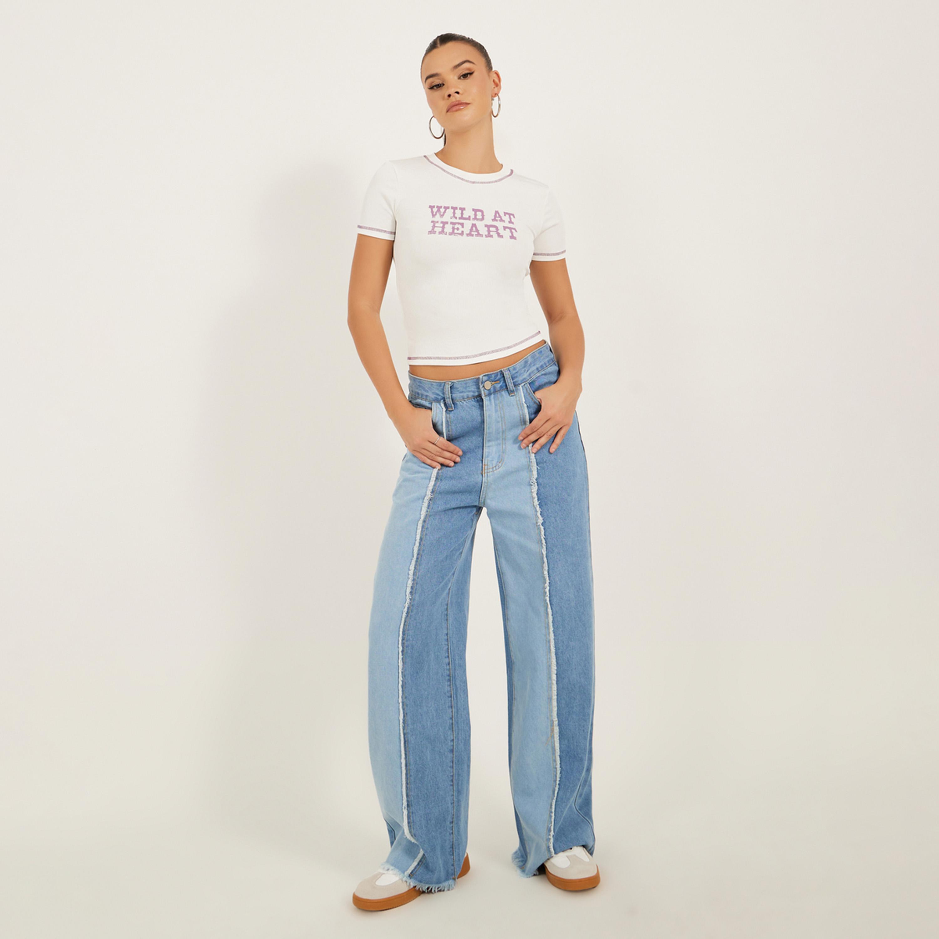 ستايلي - تي شيرت ملائم للجسم بطباعة شعار وخياطة متباينة-women-clothing-tshirts-image-2