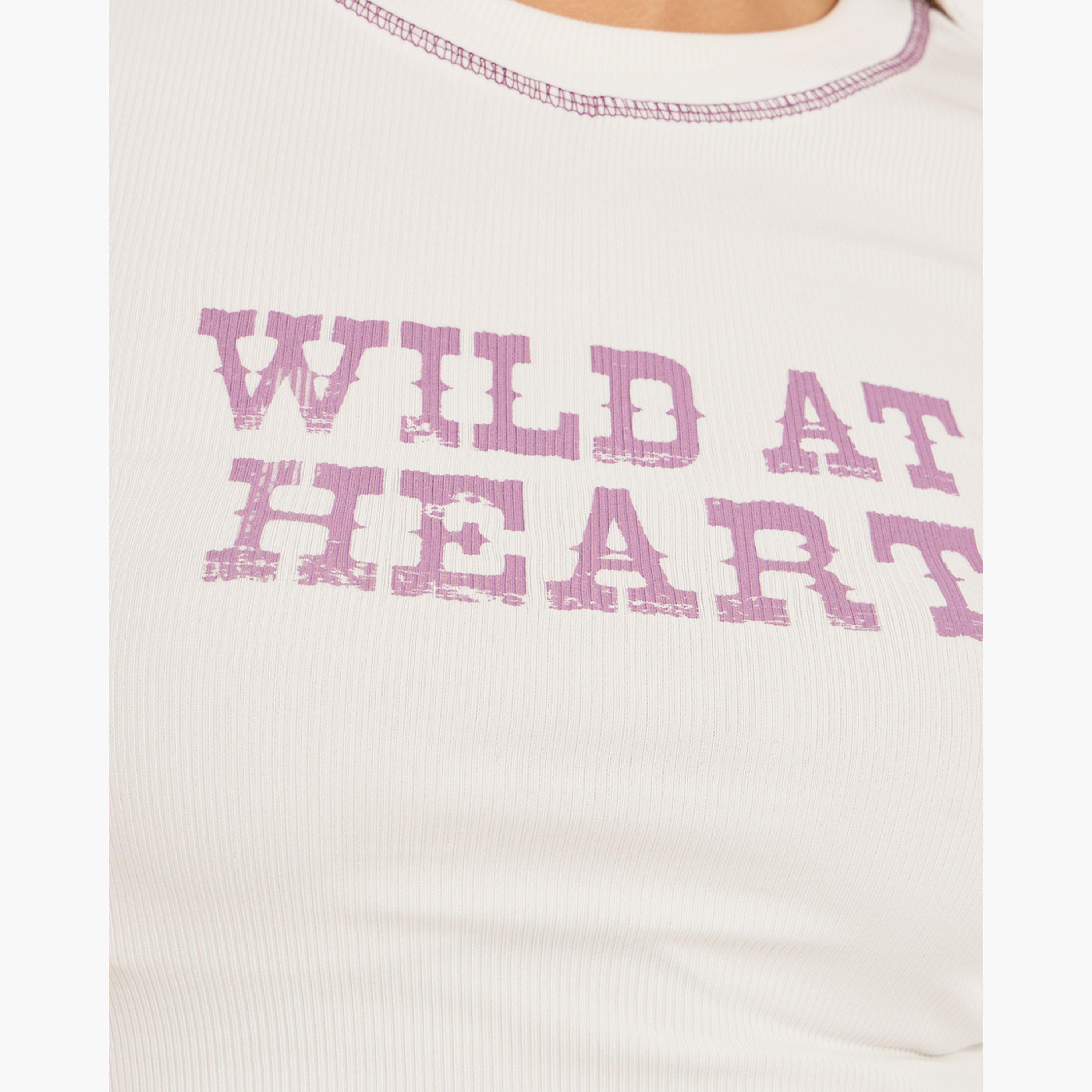 ستايلي - تي شيرت ملائم للجسم بطباعة شعار وخياطة متباينة-women-clothing-tshirts-image-3