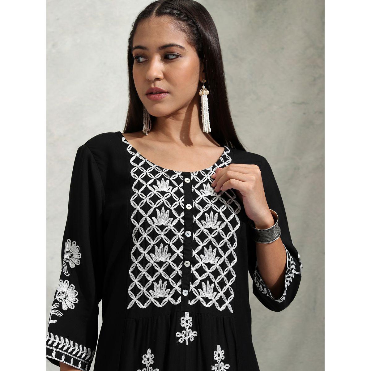 مجموعة من بنطال بالازو مع كورتا مُطرّزة بزهور فيشود × ستايلي-women-clothing-ethnicwear-kurtasets-image-1