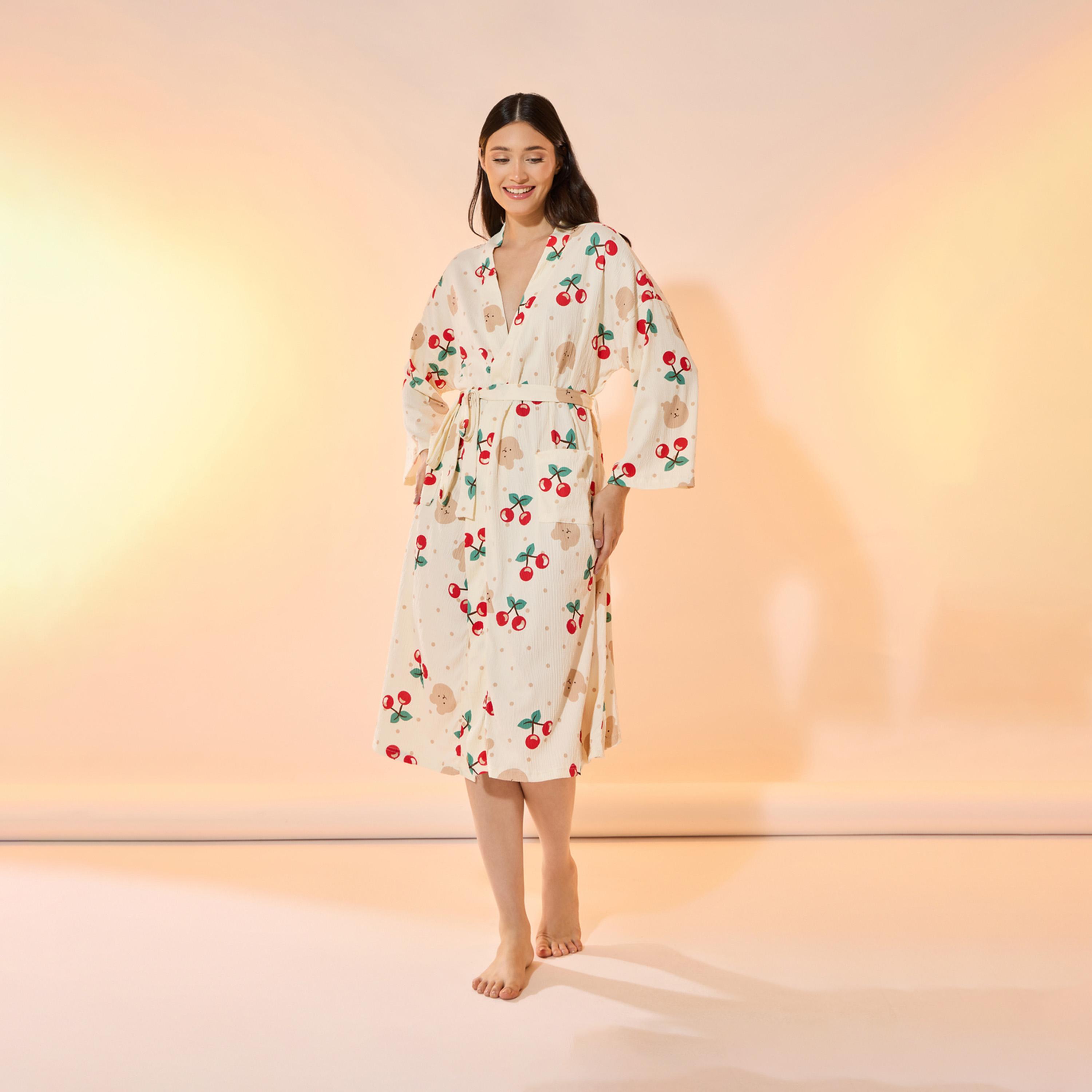 روب مطبع بطبعة كرز ودب مع جيوب ورباط خصر-women-clothing-nightwear-robes-image-1