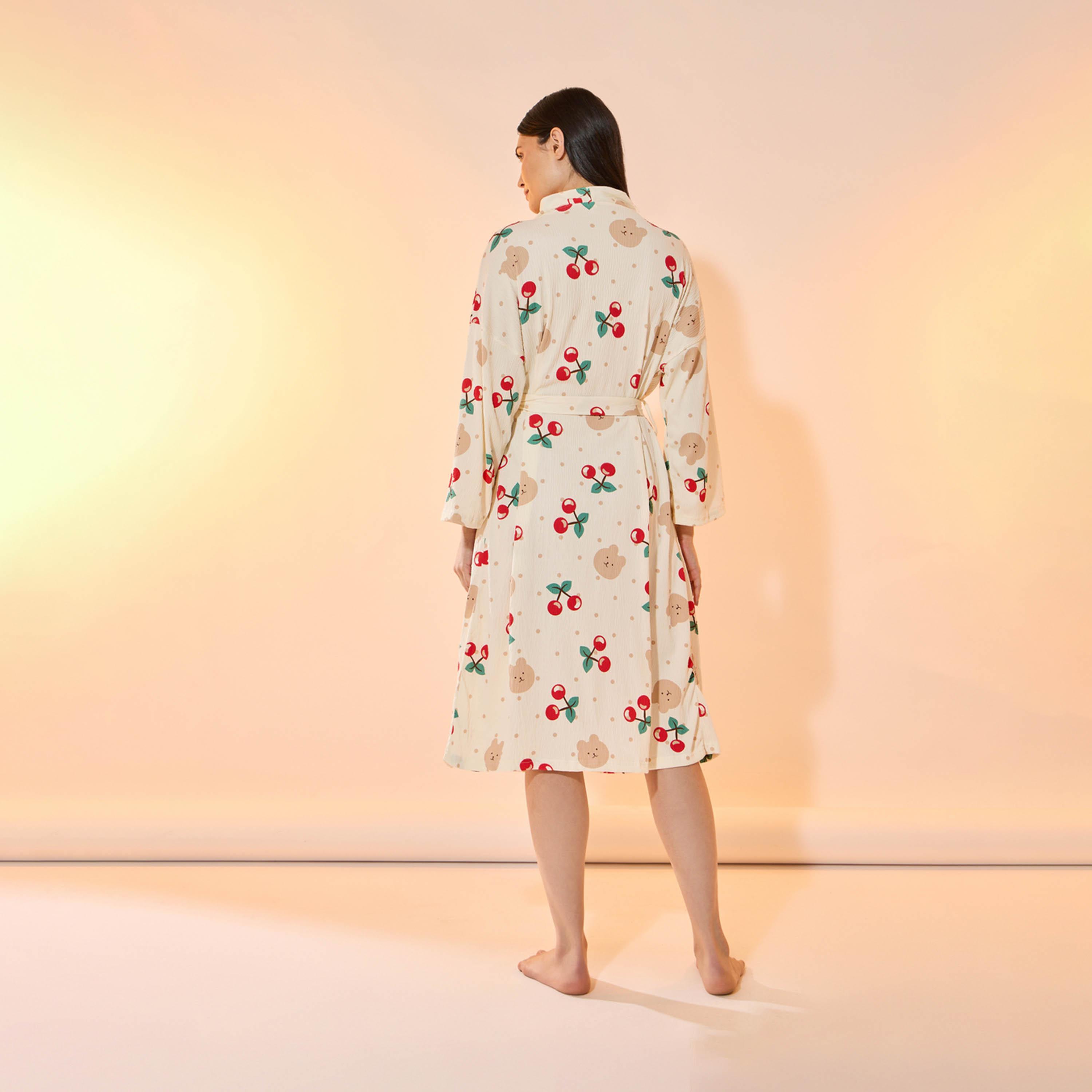 روب مطبع بطبعة كرز ودب مع جيوب ورباط خصر-women-clothing-nightwear-robes-image-4
