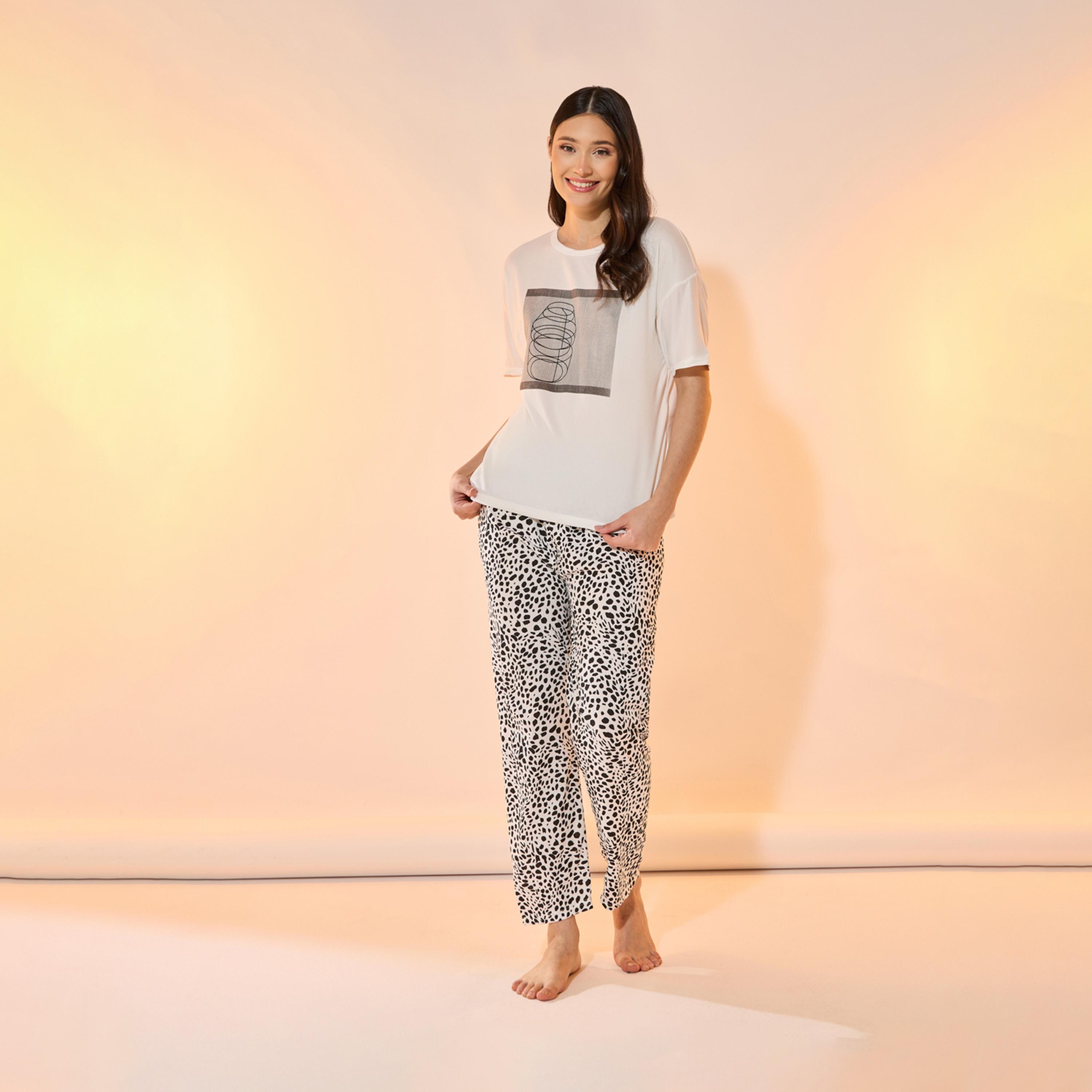 طقم من بنطال بيجاما مع تيشيرت بطبعة جرافيك-women-clothing-nightwear-pyjamas-longsets-image-2