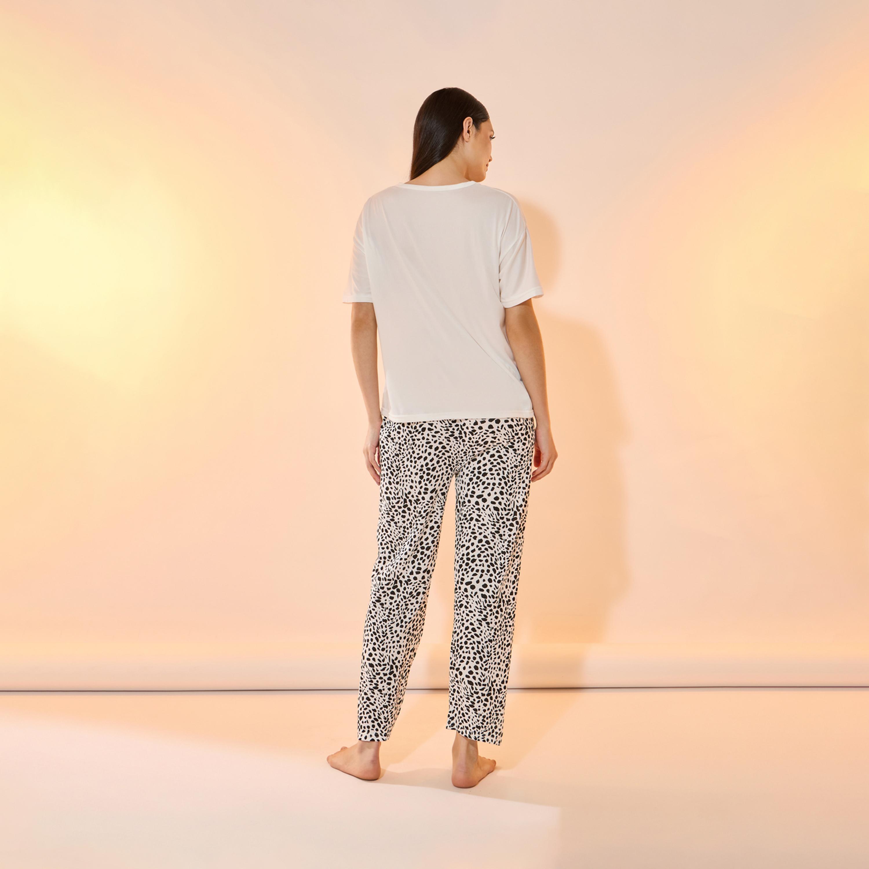 طقم من بنطال بيجاما مع تيشيرت بطبعة جرافيك-women-clothing-nightwear-pyjamas-longsets-image-6