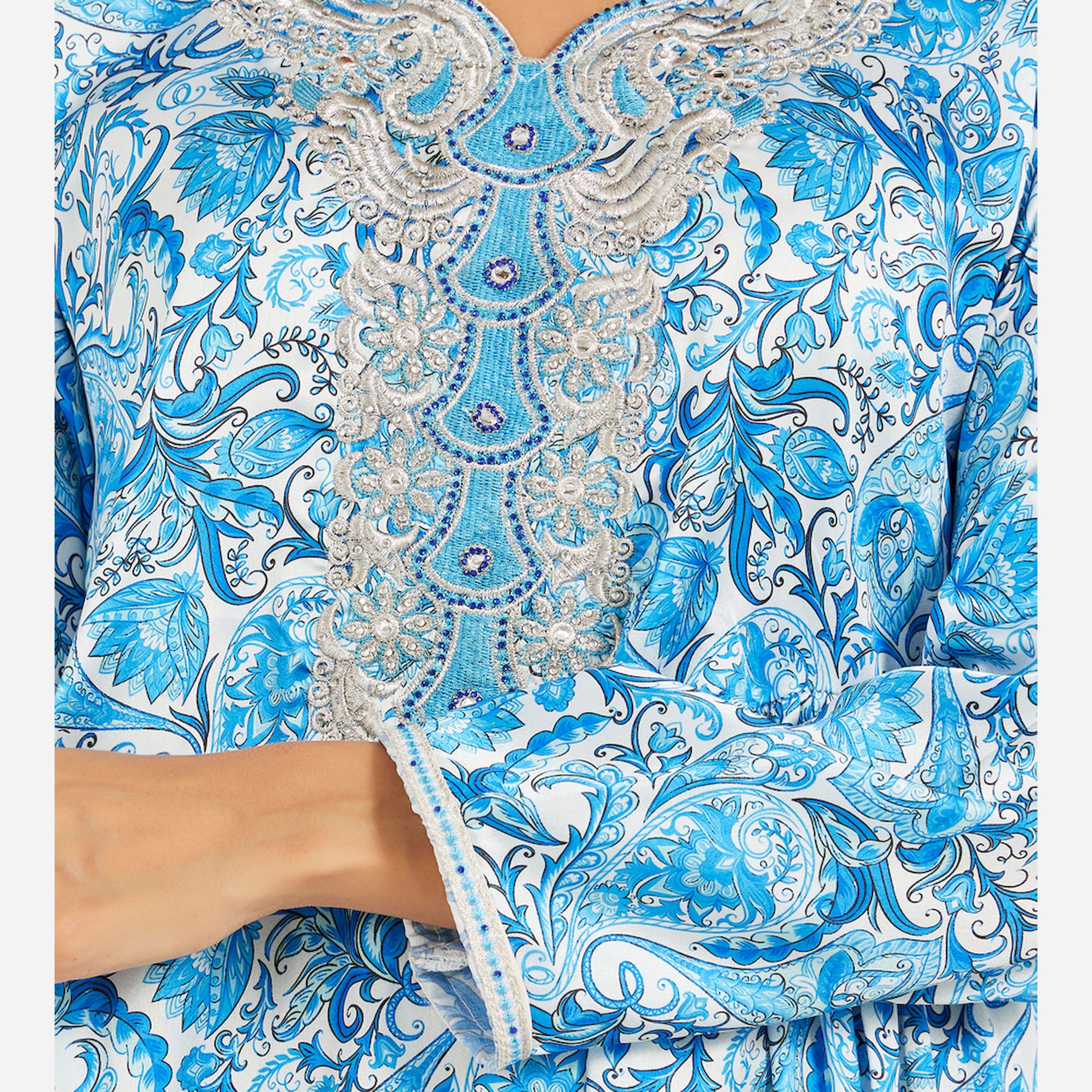 ماكسيم كرييشن × ستايلي - قفطان ساتان مطبوع بخيوط وأحجار-women-arabicclothing-kaftan-image-4