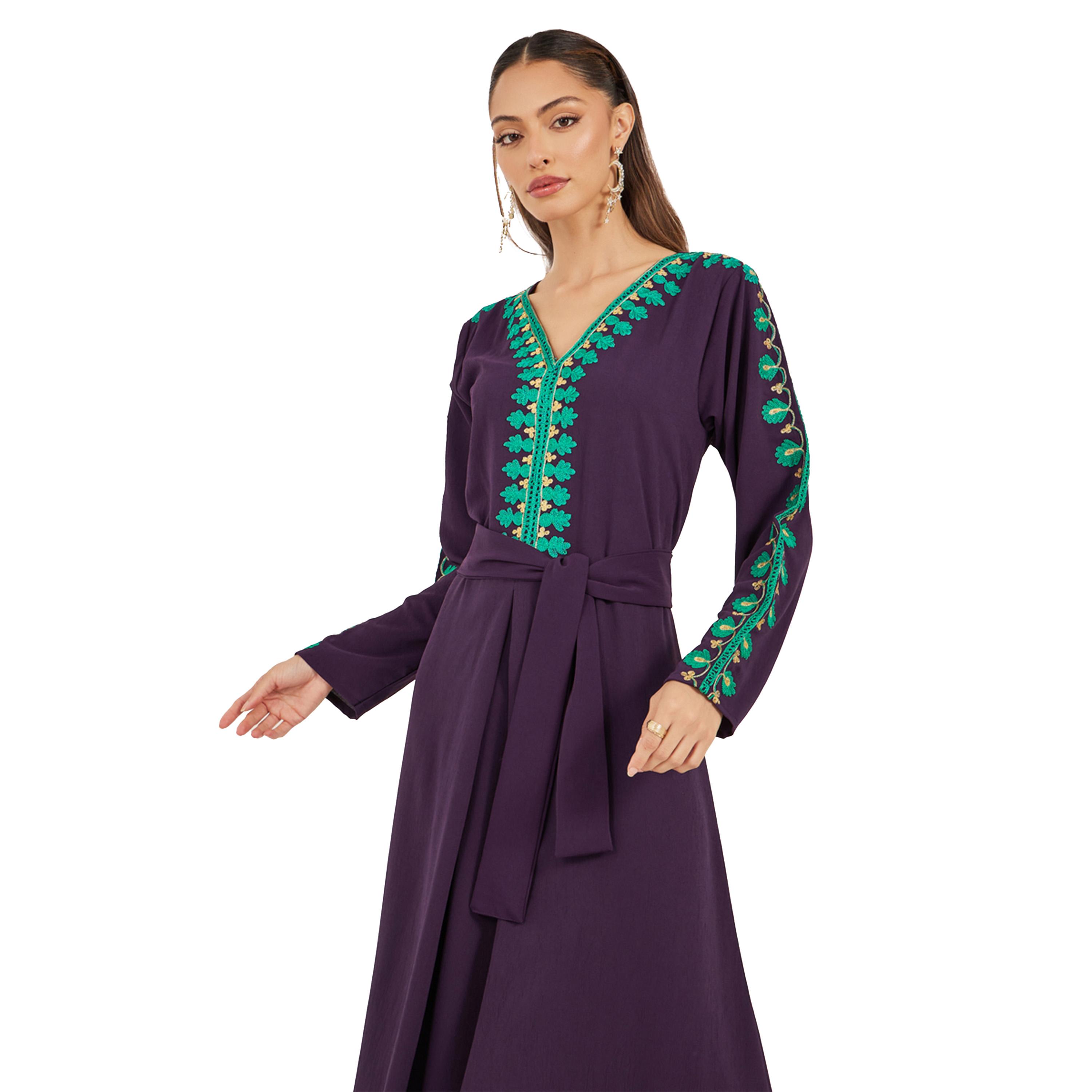 ماكسيم كرييشنز × ستايلي - جلابية مطرزة بقصة A مع عنق مربوط-women-arabicclothing-kaftan-image-3