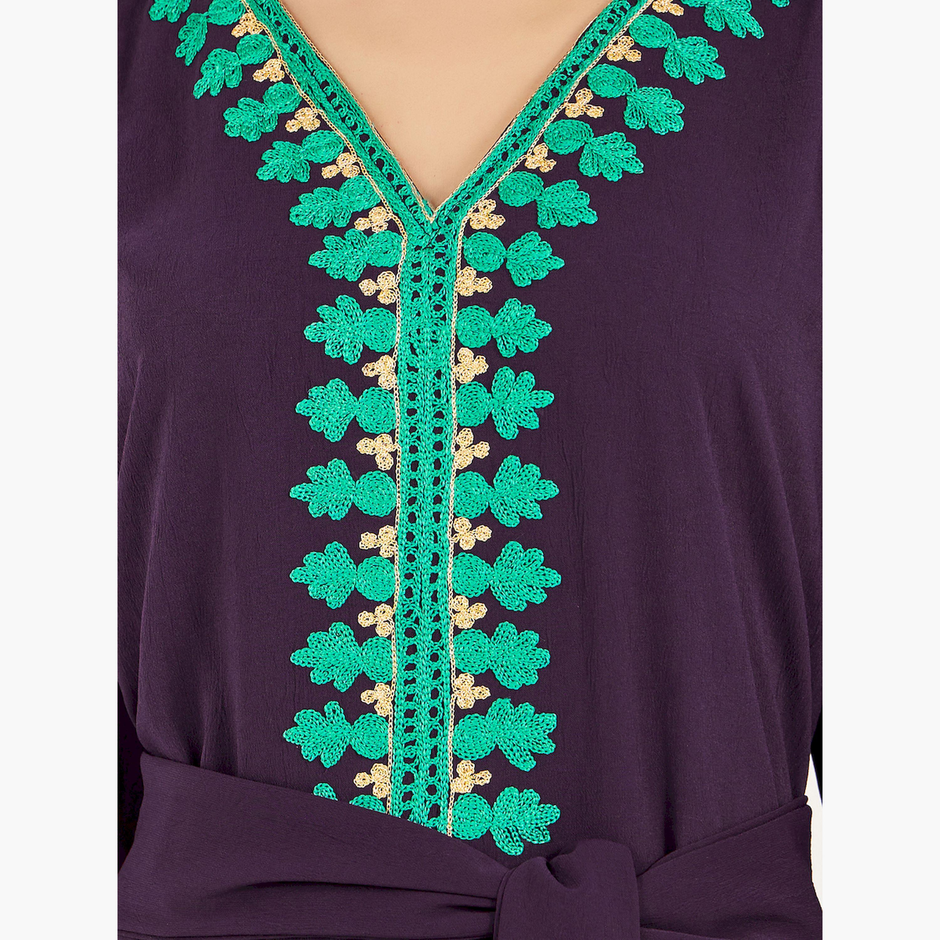 ماكسيم كرييشنز × ستايلي - جلابية مطرزة بقصة A مع عنق مربوط-women-arabicclothing-kaftan-image-4