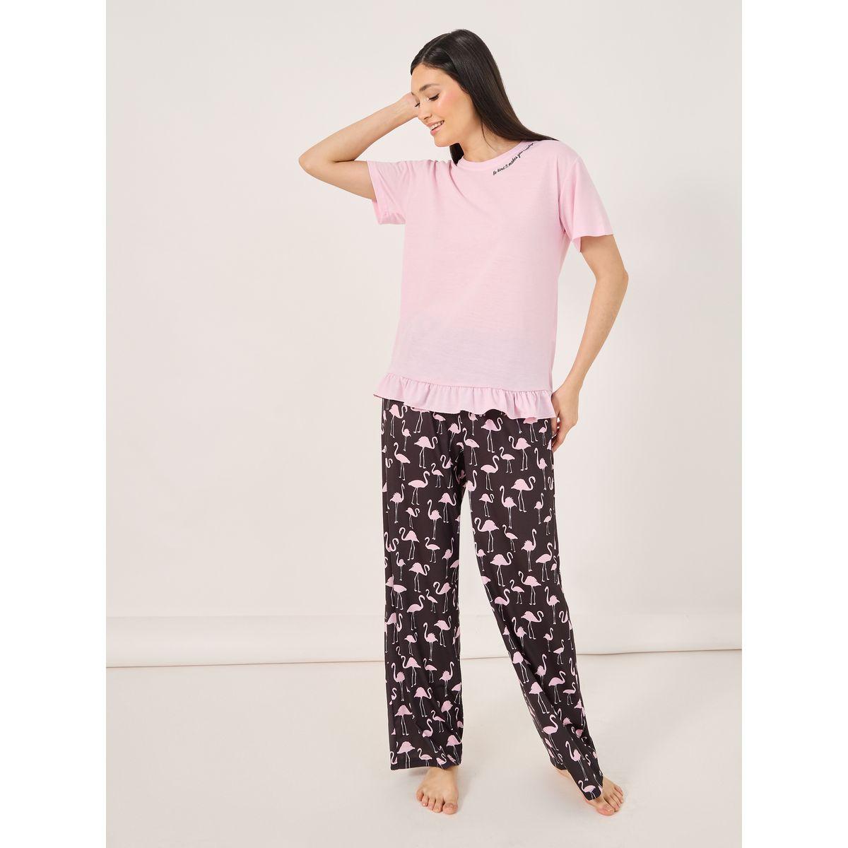 طقم من بنطال بيجاما مع تيشيرت بطبعة كتابة وكشكش-women-clothing-nightwear-pyjamas-longsets-image-1