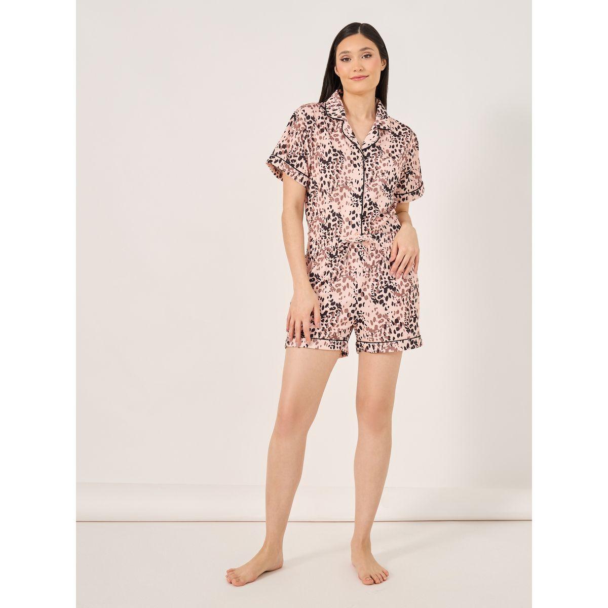 طقم من شورت وبلوزة بطبعة ليوبارد مع أزرار-women-clothing-nightwear-pyjamas-shortsets-image-2