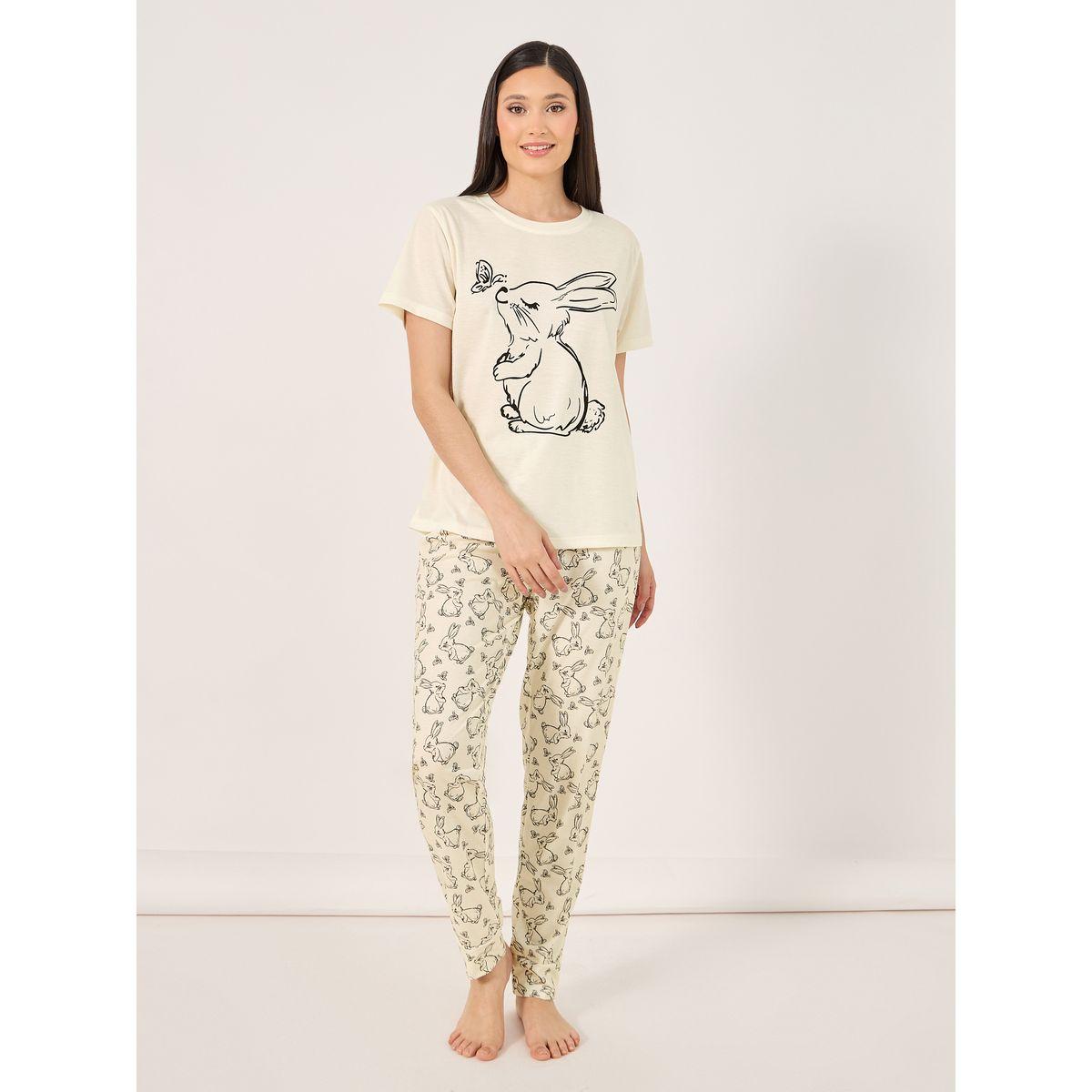 طقم من بنطال بيجاما وتيشيرت بطبعة جرافيك-women-clothing-nightwear-pyjamas-longsets-image-1