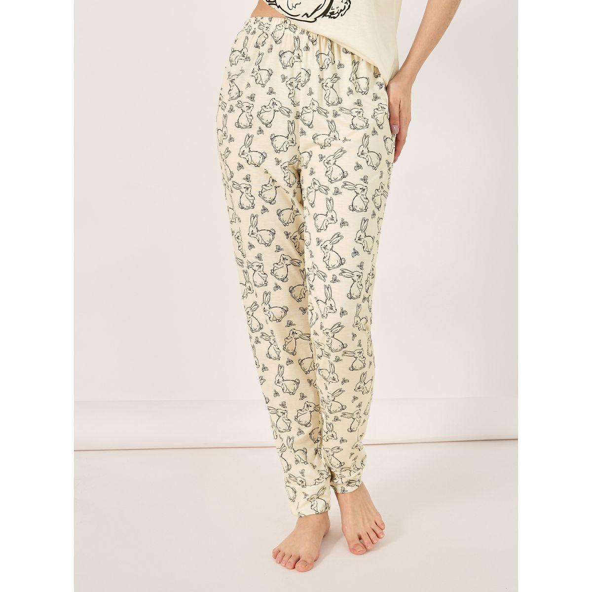 طقم من بنطال بيجاما وتيشيرت بطبعة جرافيك-women-clothing-nightwear-pyjamas-longsets-image-5