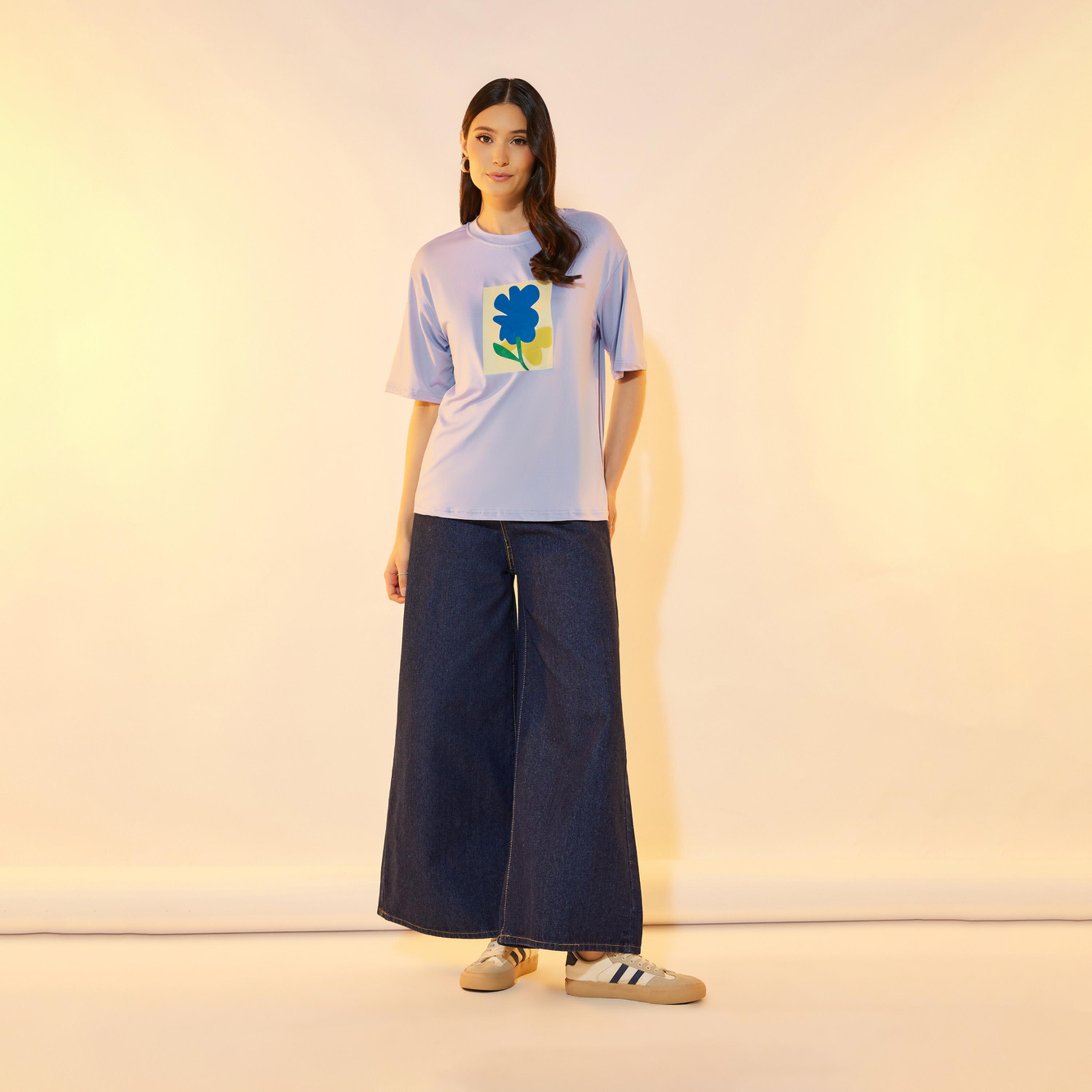 تيشيرت بقصة عادية وطبعة جرافيك-women-clothing-tshirts-image-2