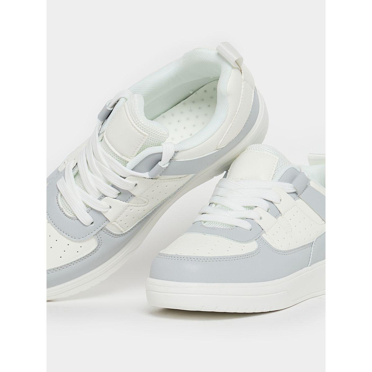 حذاء سنيكرز بنمط كتل الالوان ورباط غلق-women-shoes-sneakers-image-4